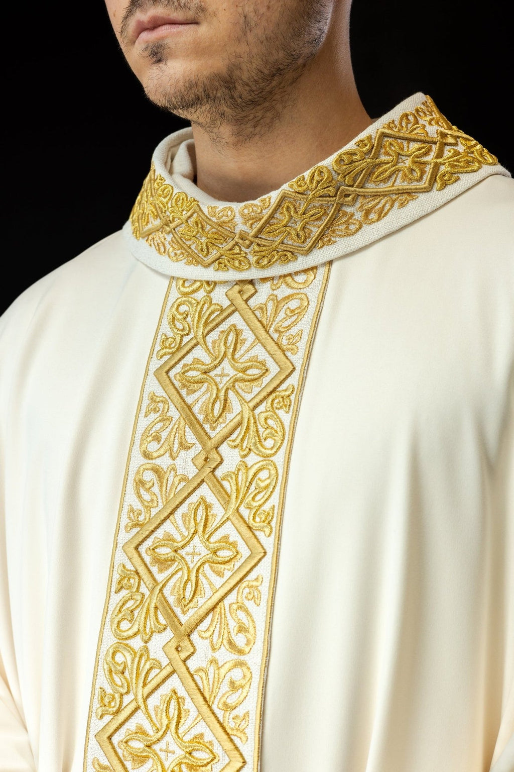 Ornat bogato haftowany motyw florystyczny z krzyżami Ecru