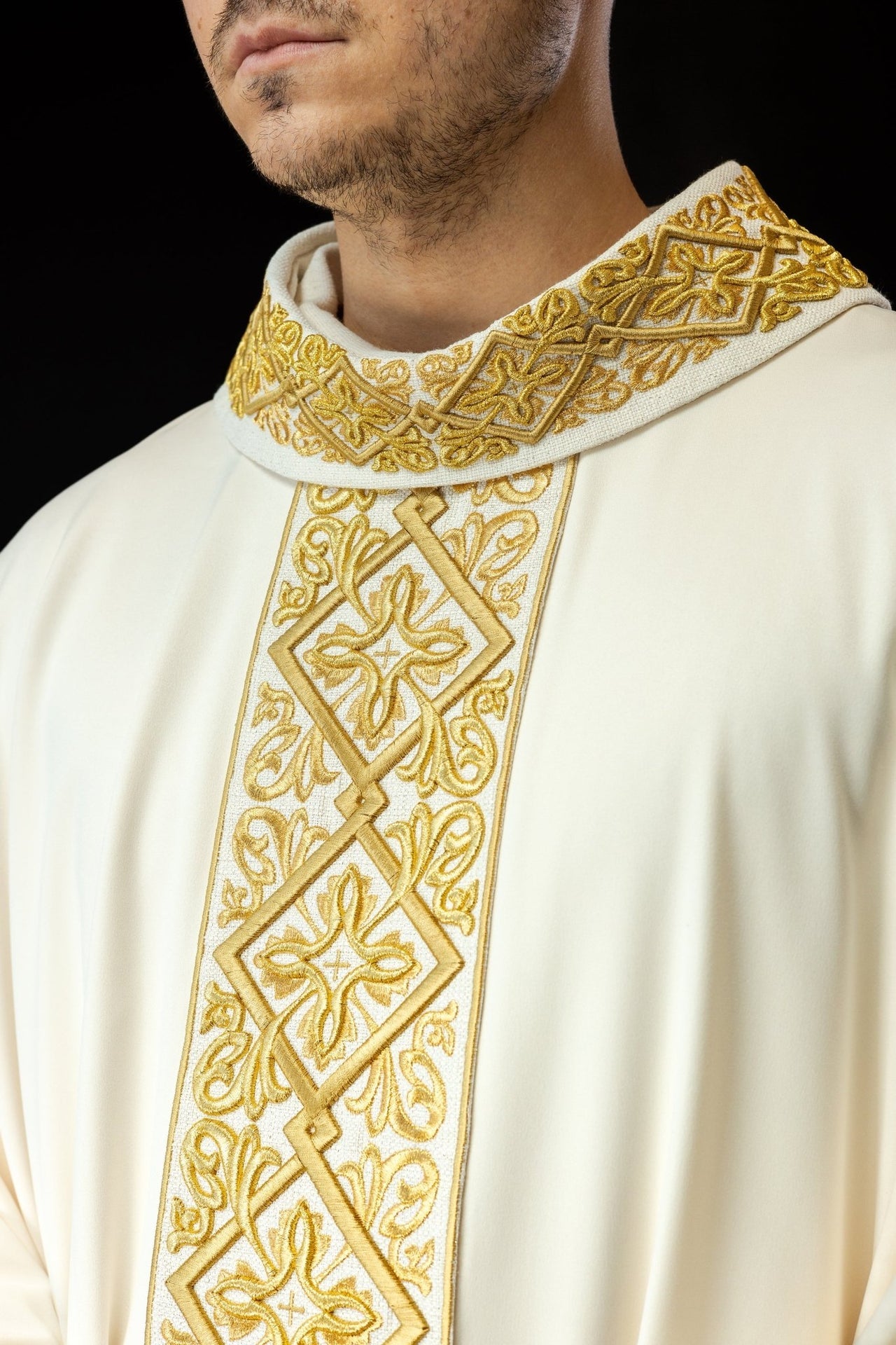 Ornat bogato haftowany motyw florystyczny z krzyżami Ecru