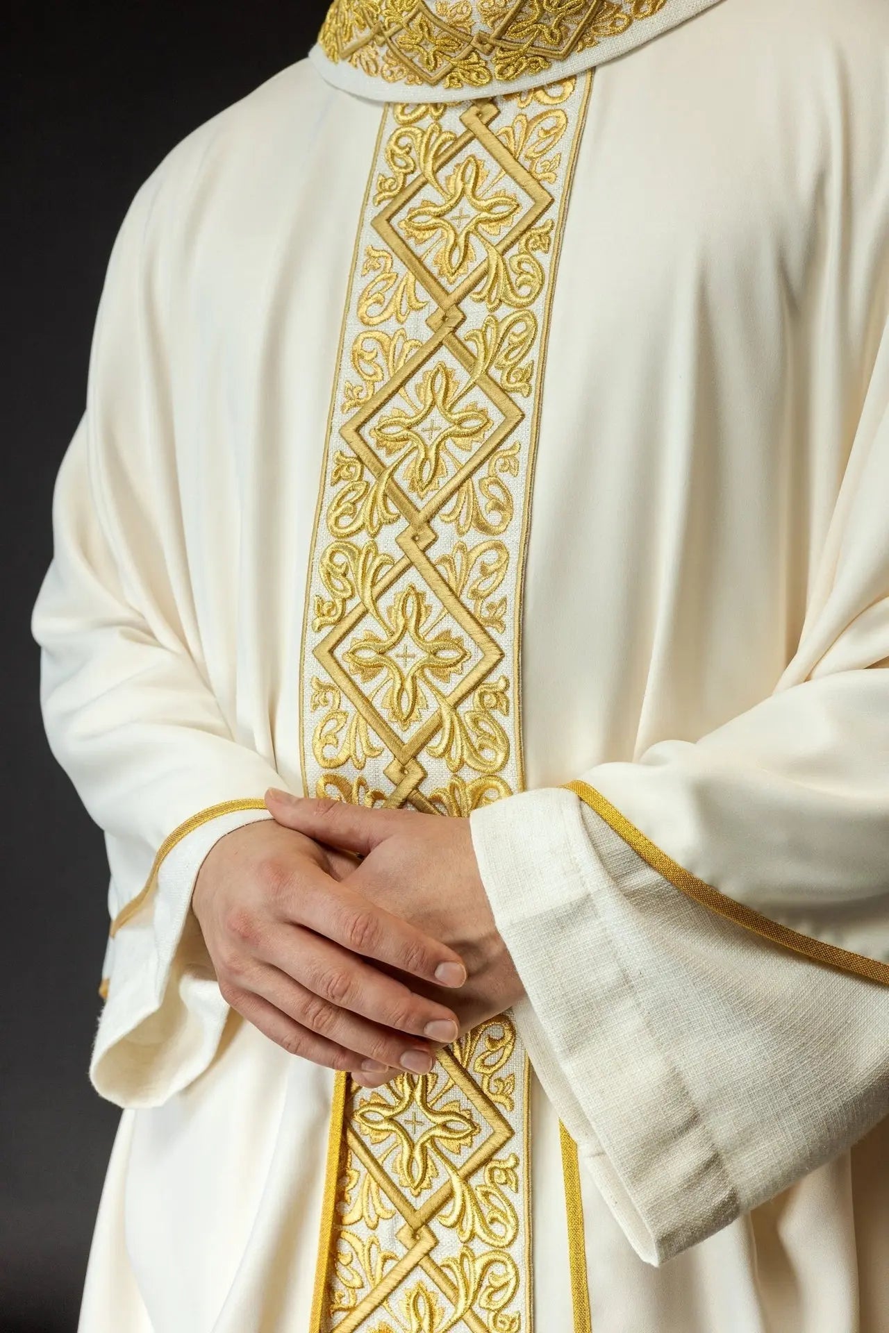 Casulla ricamente bordada con motivo floral y cruces Ecru
