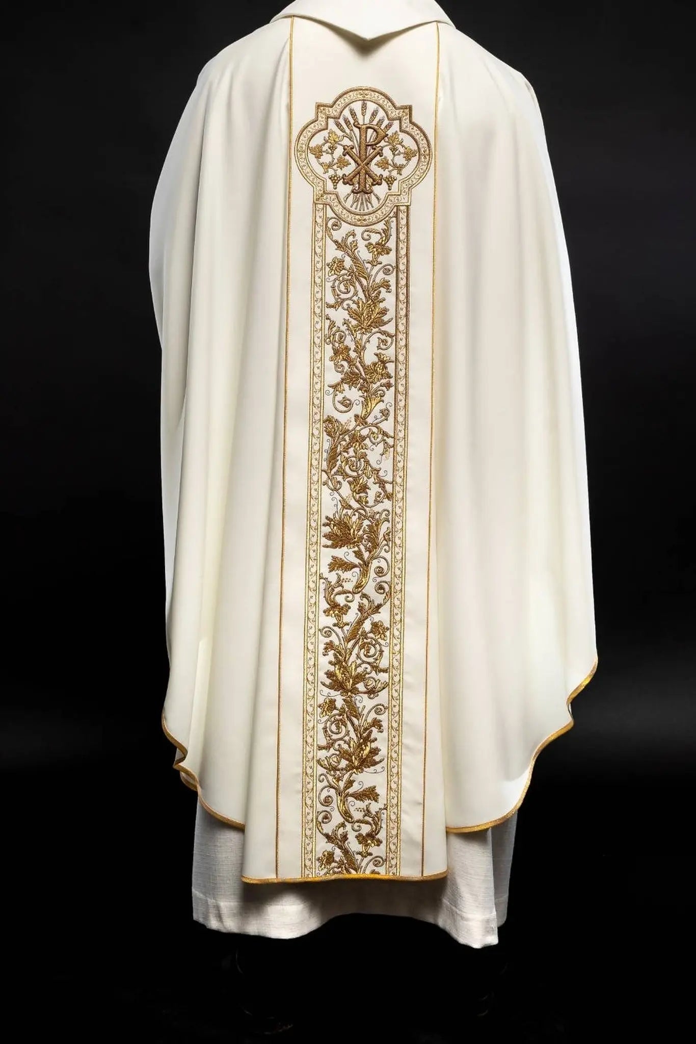 Casulla ricamente bordada con el símbolo del Corazón de Jesús y PAX - Ecru
