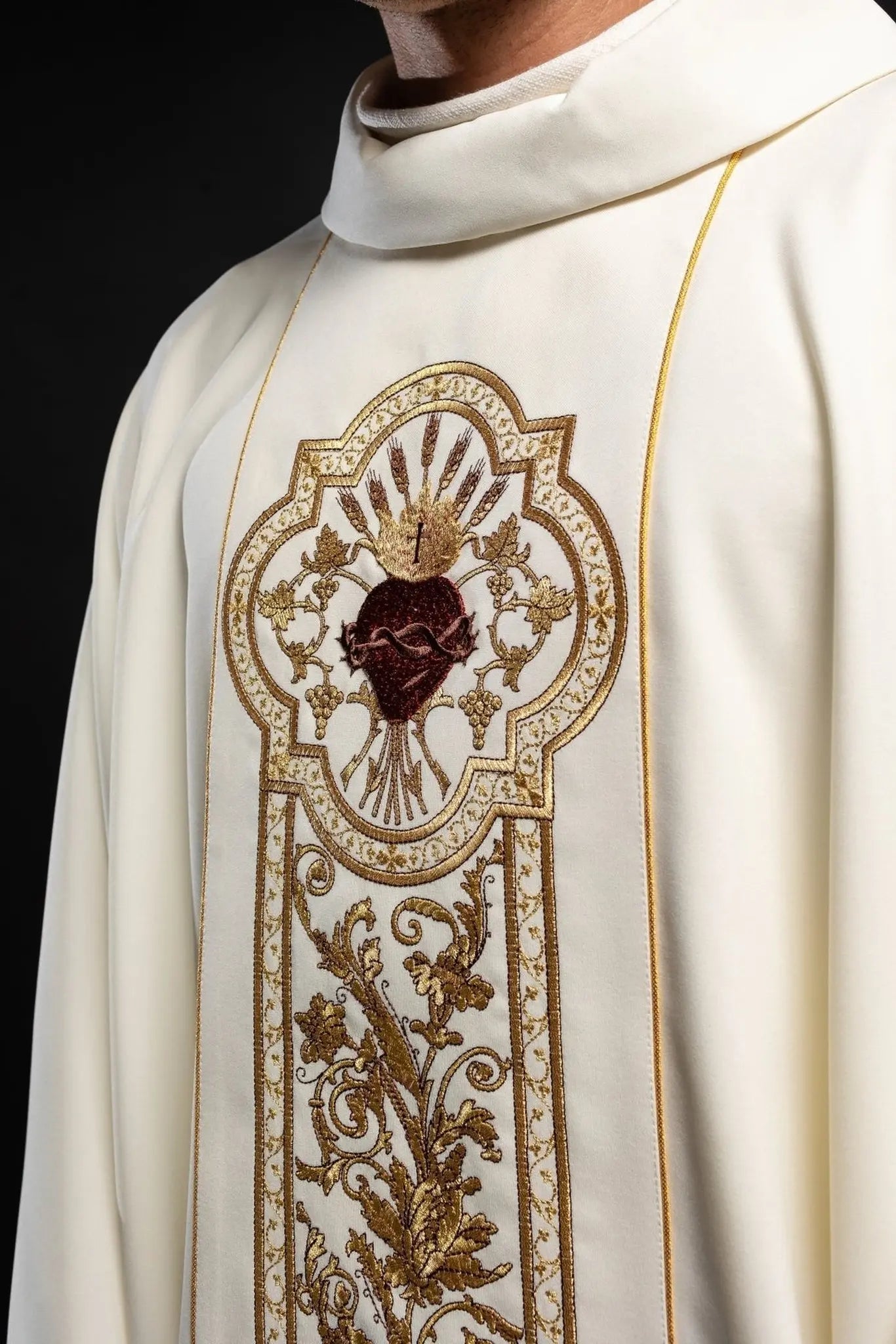 Casulla ricamente bordada con el símbolo del Corazón de Jesús y PAX - Ecru