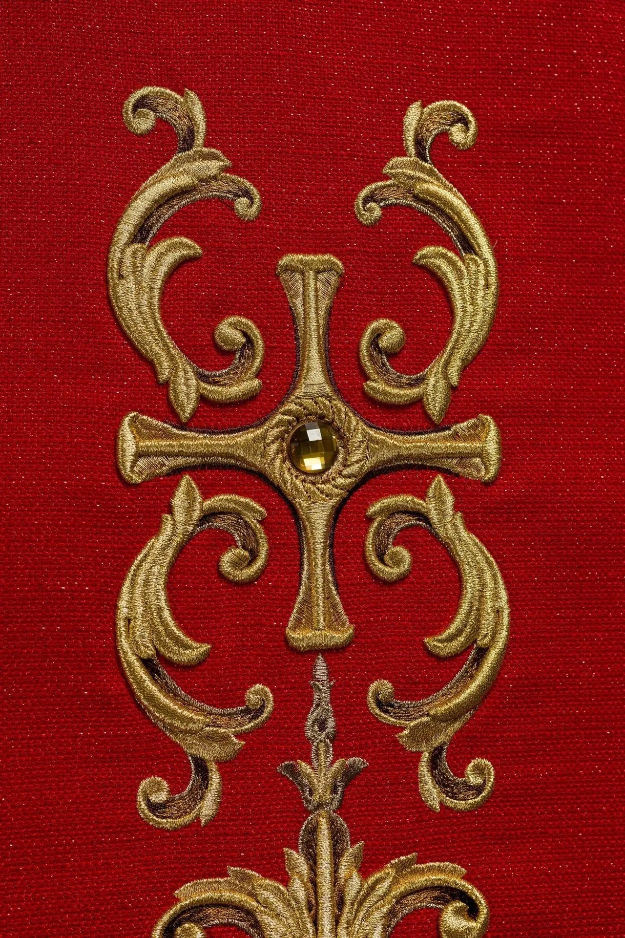 Casulla ricamente bordada con San Florián