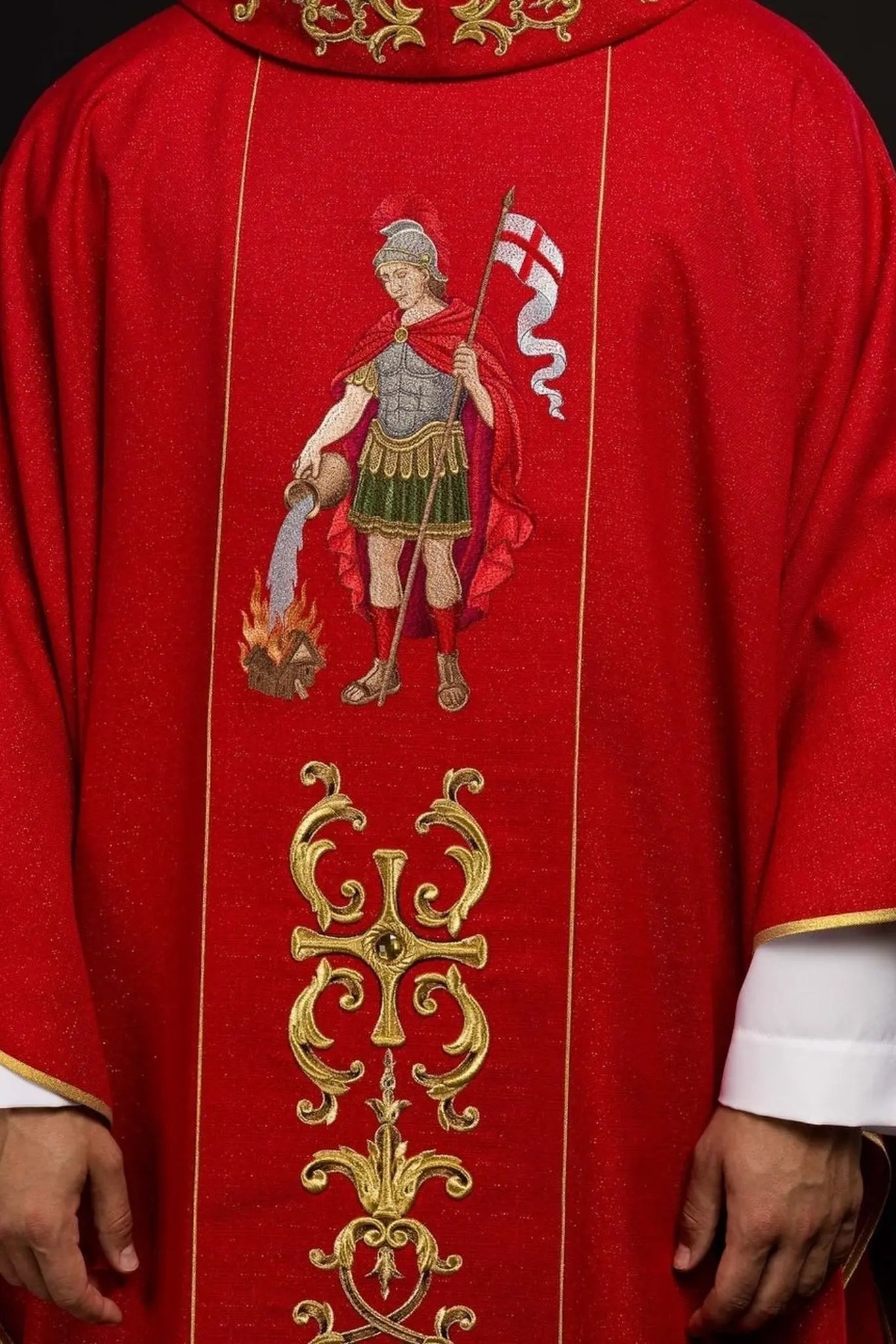 Casulla ricamente bordada con San Florián