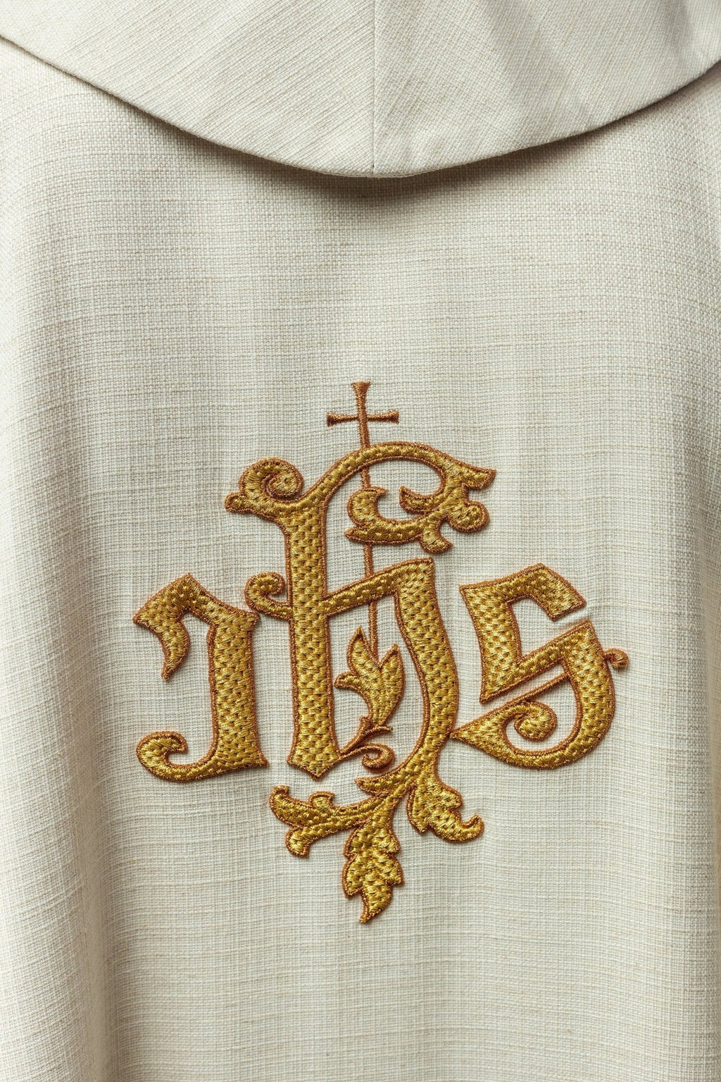 Ornat ecru z wizerunkiem Jezusa Dobrego Pasterza z Barankiem