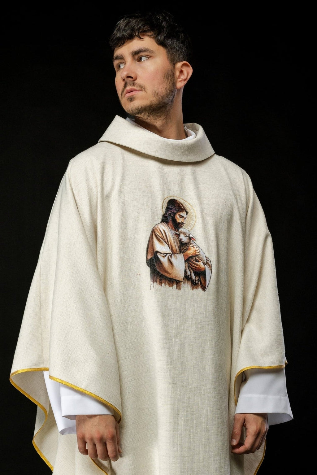 Ornat ecru z wizerunkiem Jezusa Dobrego Pasterza z Barankiem
