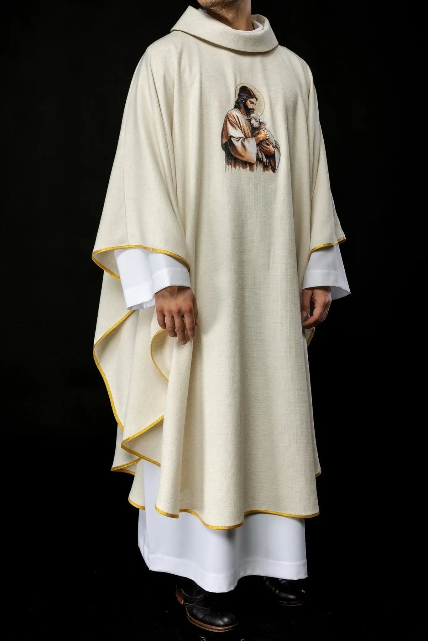 Casulla ecru con la imagen de Jesús el Buen Pastor con el Cordero