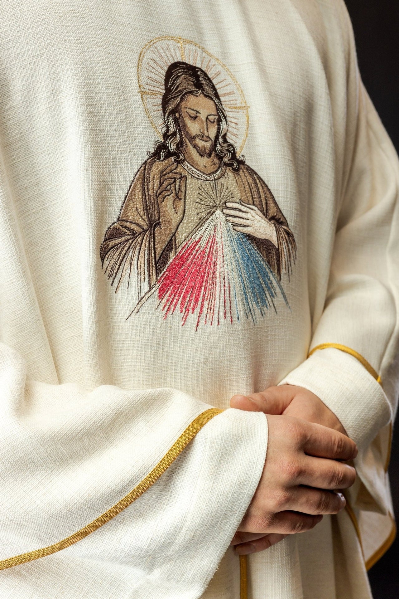 Ornat ecru z wizerunkiem Jezusa Miłosiernego
