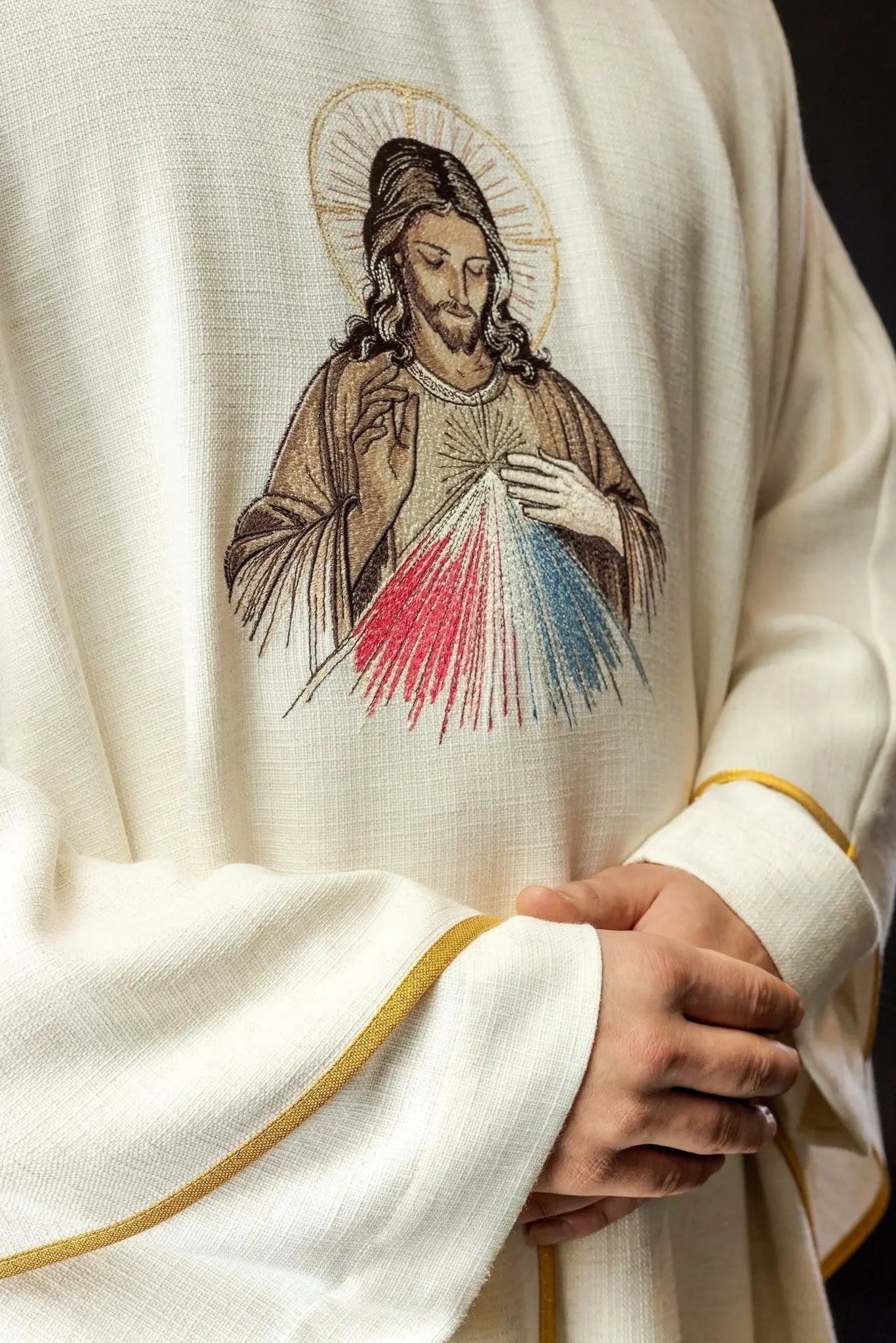 Casulla color crudo con imagen del Jesús Misericordioso