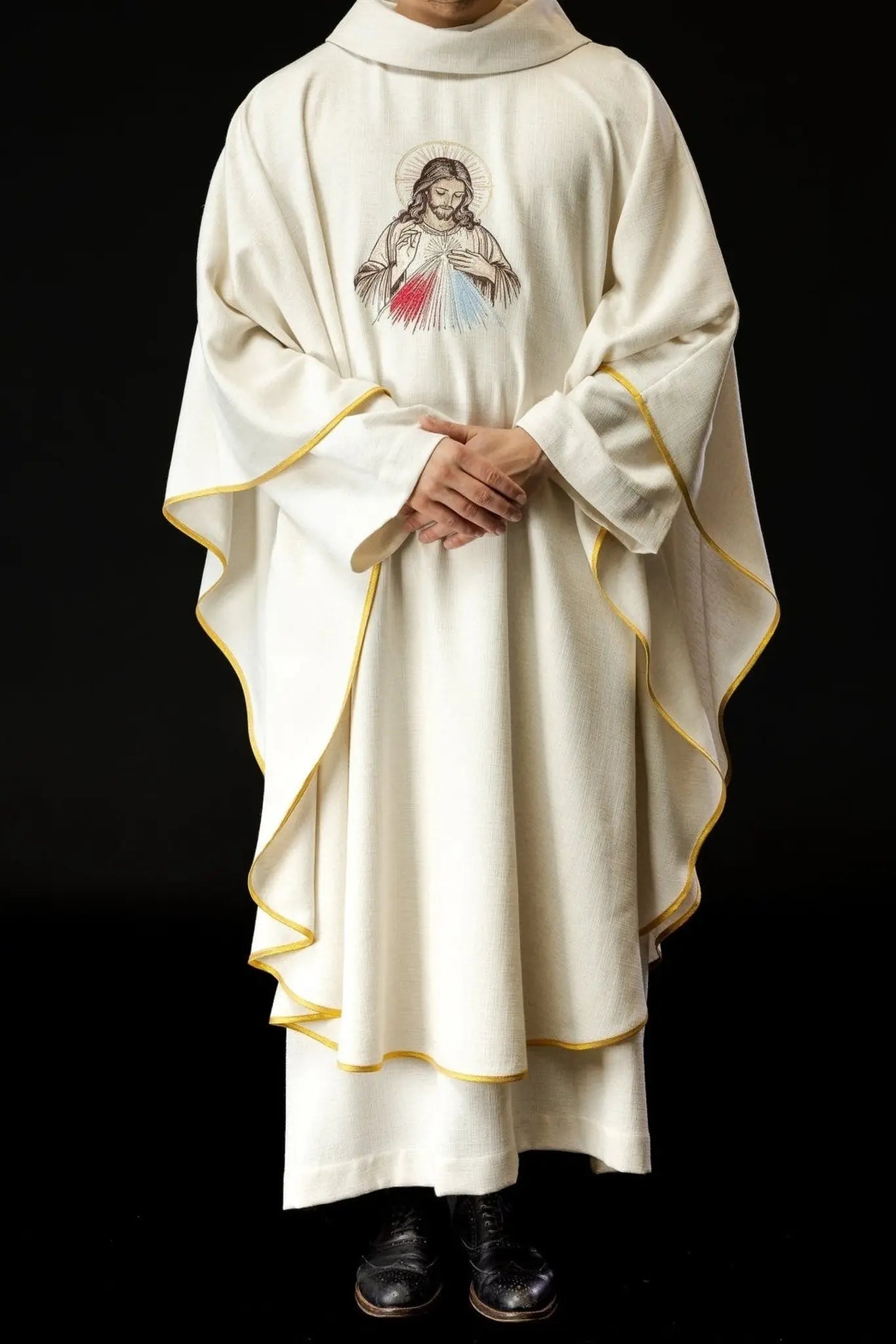 Casulla color crudo con imagen del Jesús Misericordioso