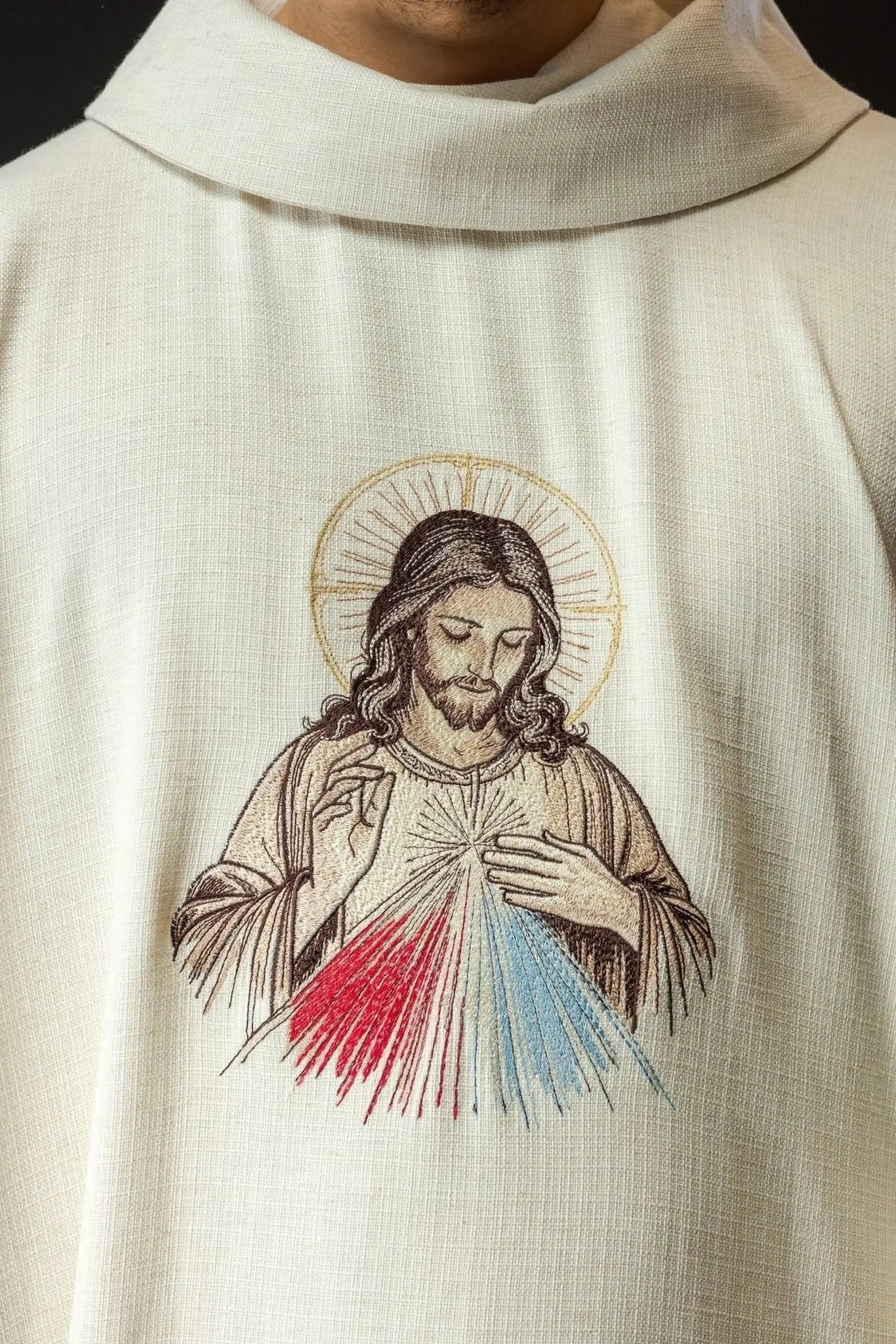 Casulla color crudo con imagen del Jesús Misericordioso