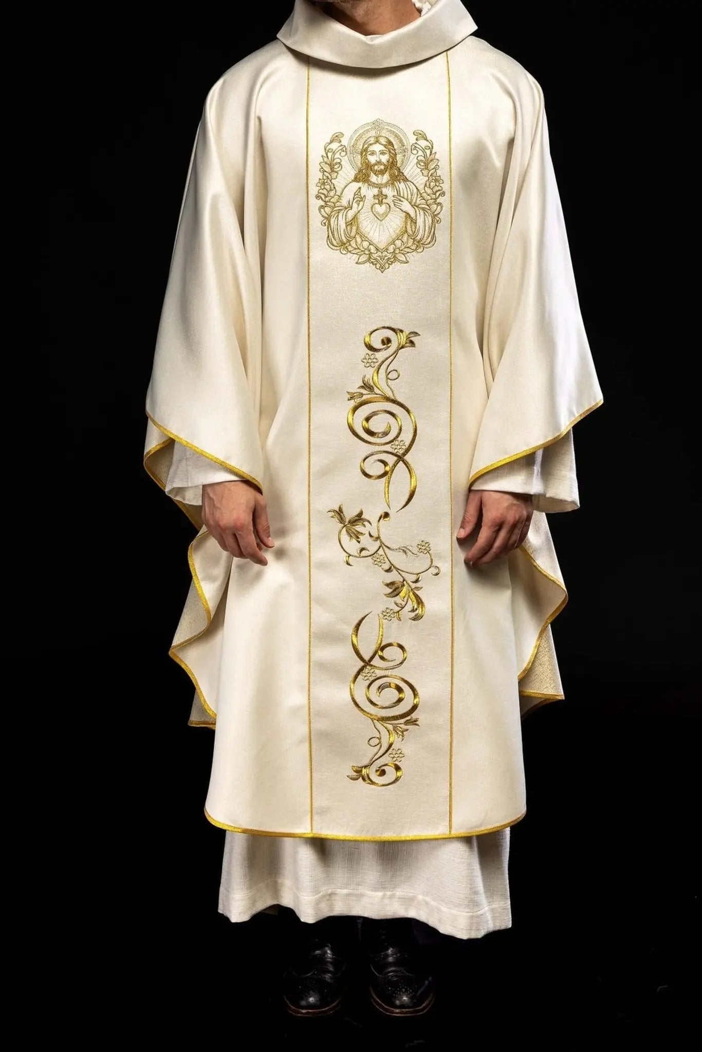 Casulla ecru con la imagen del Sagrado Corazón de Jesús