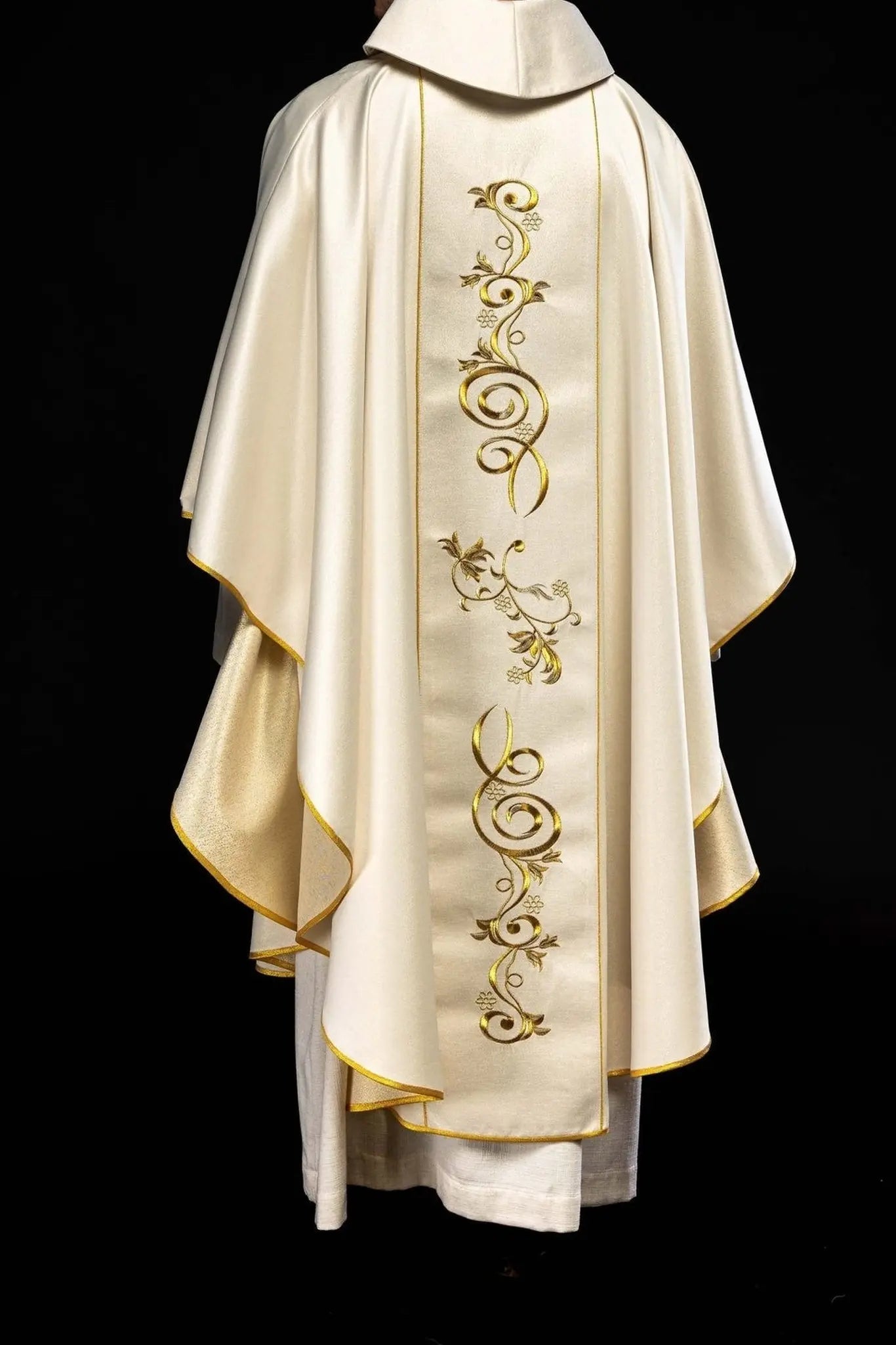 Casulla ecru con la imagen del Sagrado Corazón de Jesús