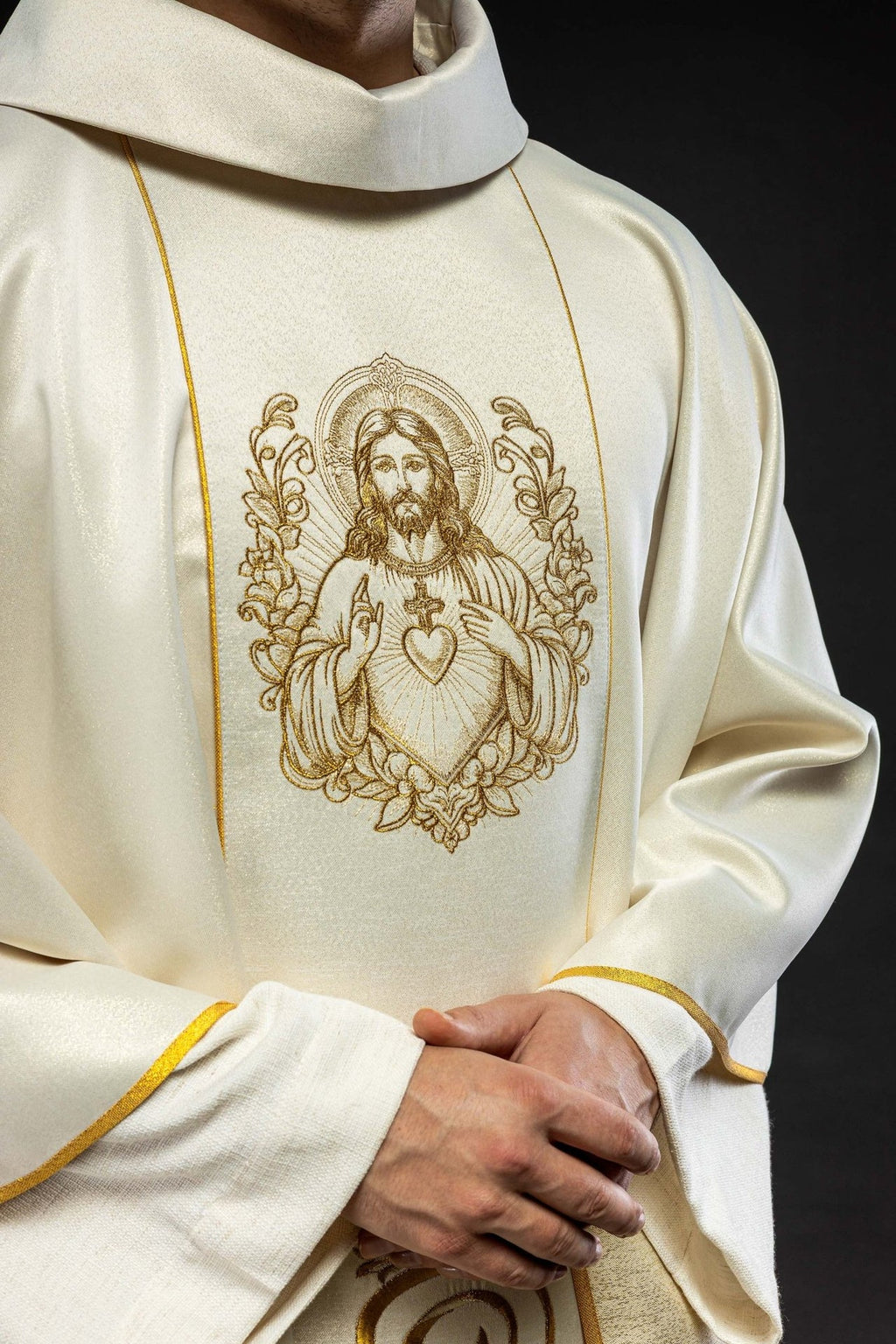 Ornat ecru z wizerunkiem Najświętszego Serca Pana Jezusa