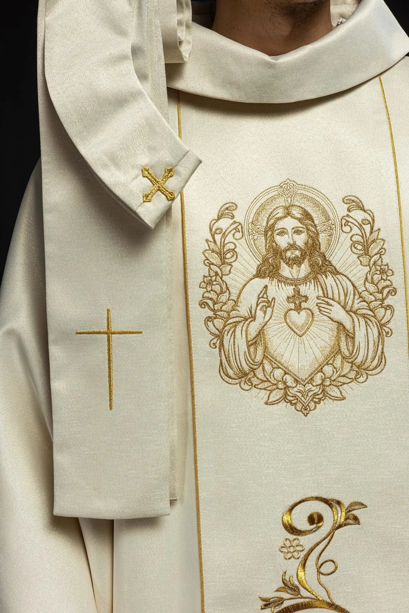 Casulla ecru con la imagen del Sagrado Corazón de Jesús