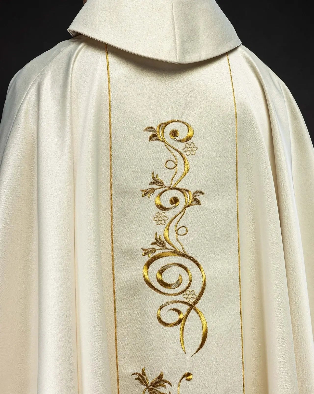 Casulla ecru con la imagen del Sagrado Corazón de Jesús