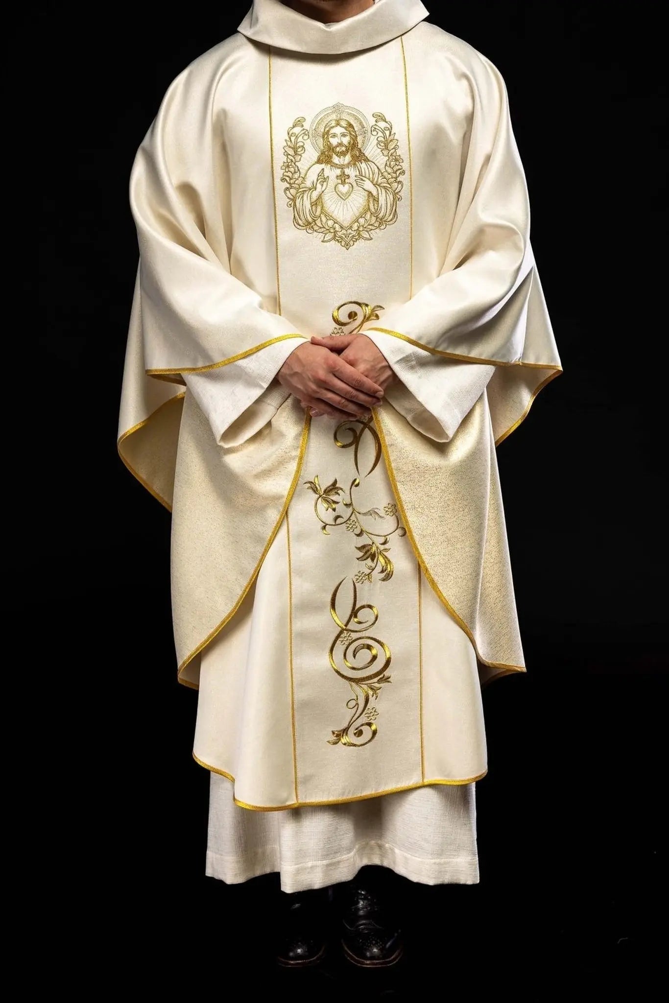 Casulla ecru con la imagen del Sagrado Corazón de Jesús