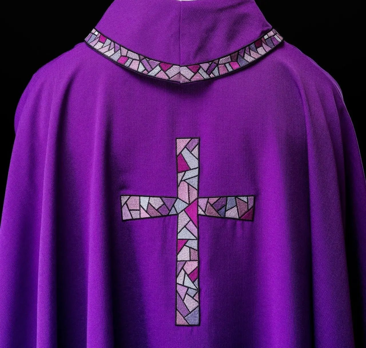 Casulla morada con mosaico de cruz