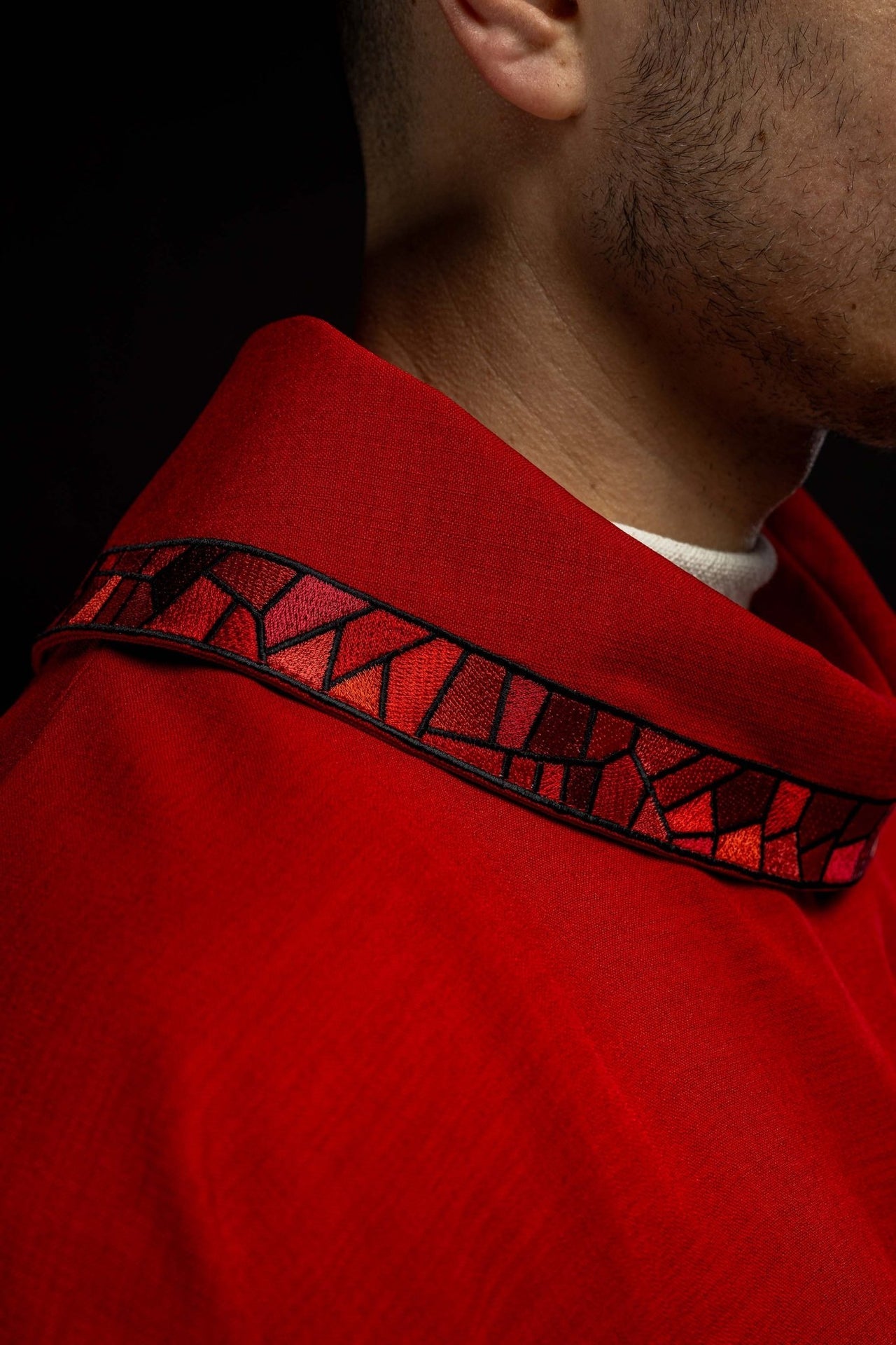 Ornat haftowany Czerwony z Krzyżem Mozaika