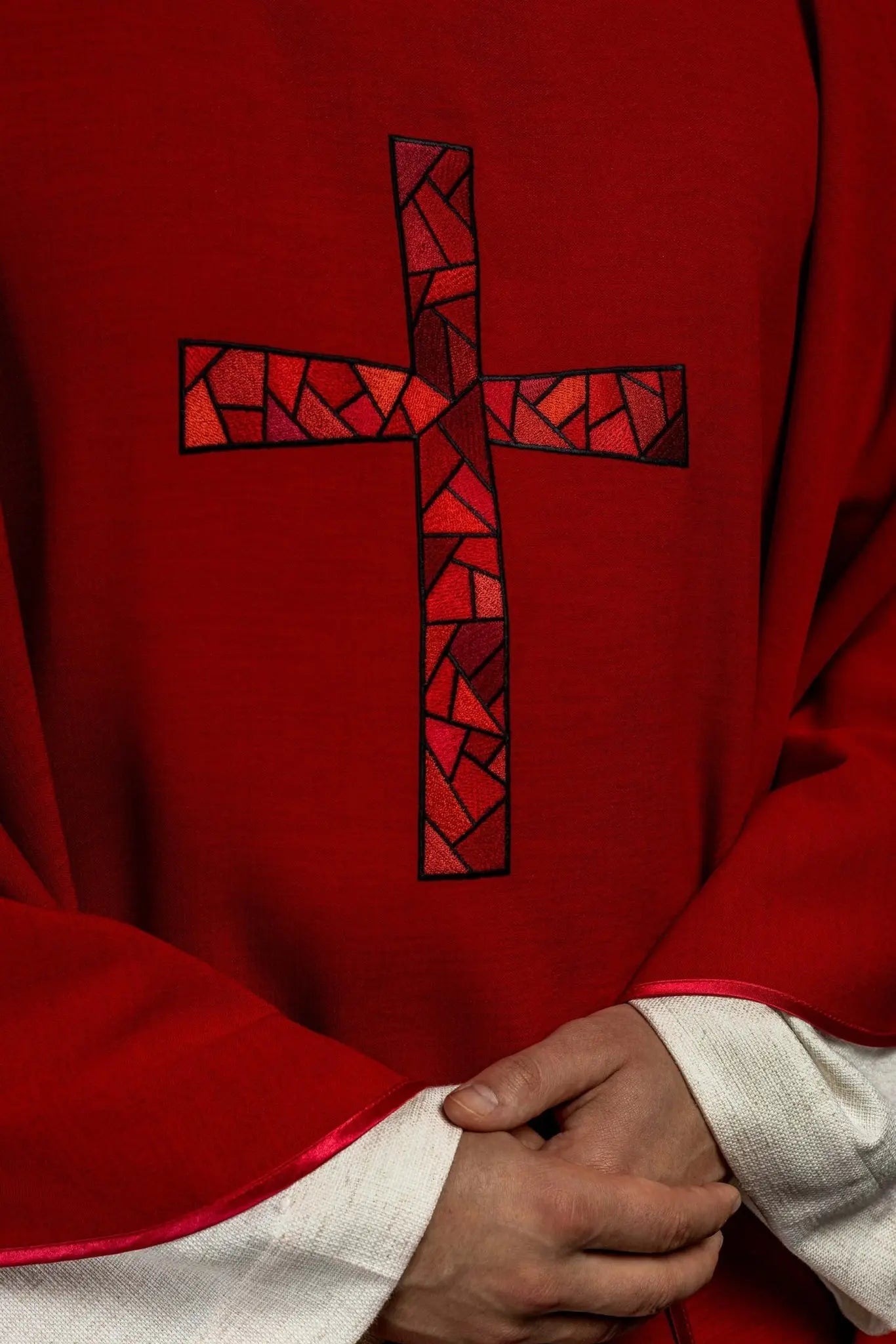 Casulla bordada roja con mosaico de cruz