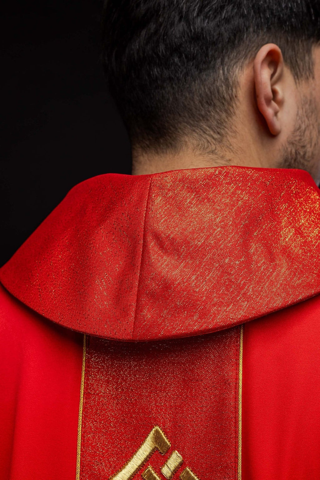 Ornat haftowany Czerwony ze Złotym Motywem Krzyża