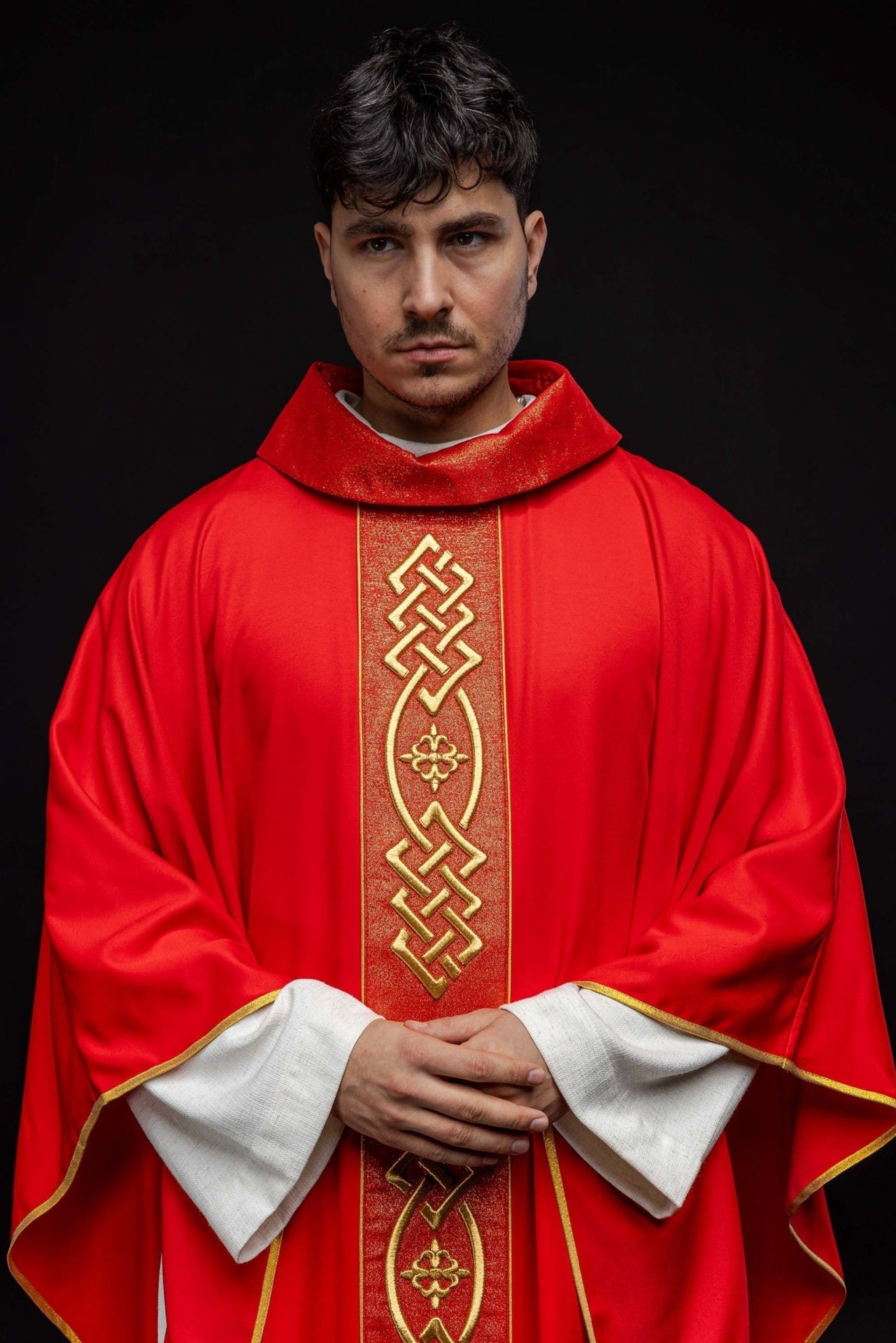 Ornat haftowany Czerwony ze Złotym Motywem Krzyża