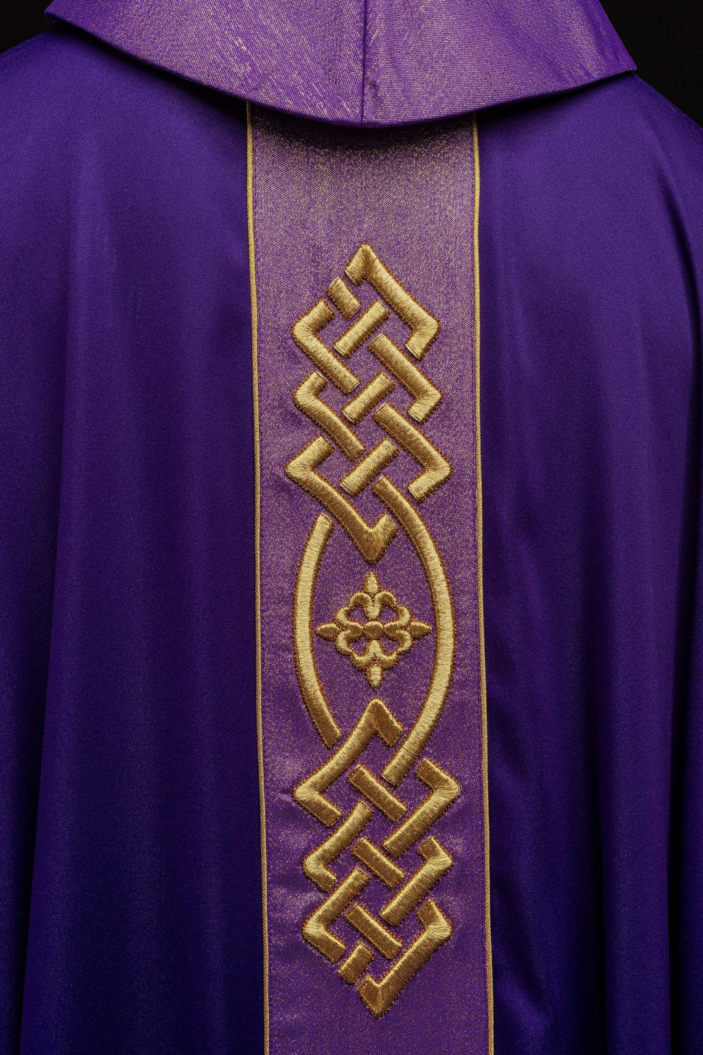Ornat haftowany Fioletowy z Ozdobnym Pasem