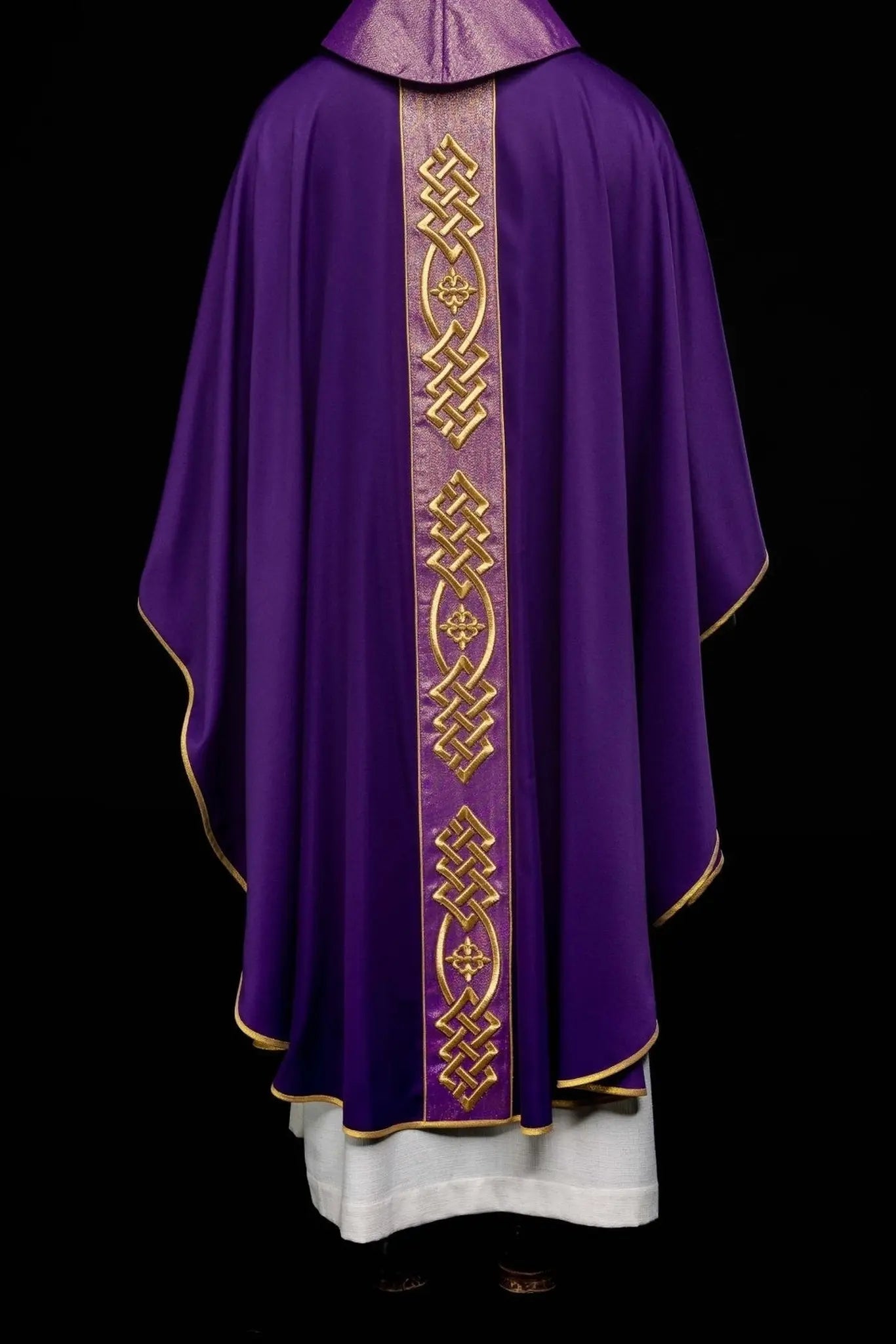 Casulla bordada en púrpura con banda decorativa