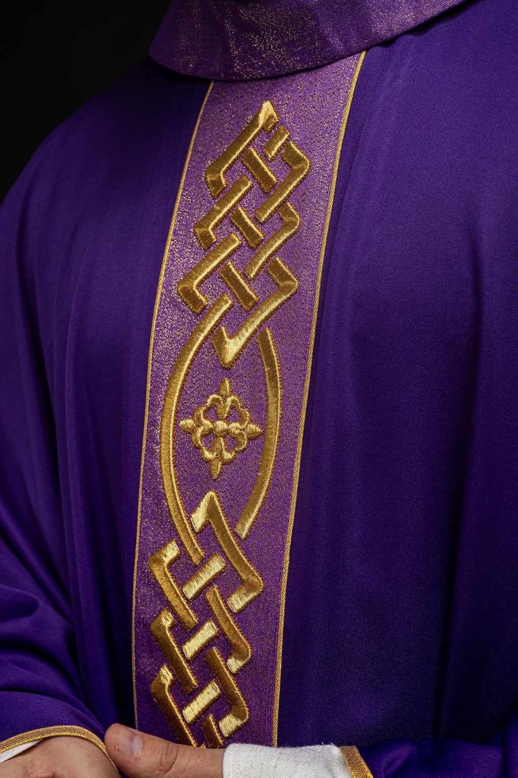 Ornat haftowany Fioletowy z Ozdobnym Pasem