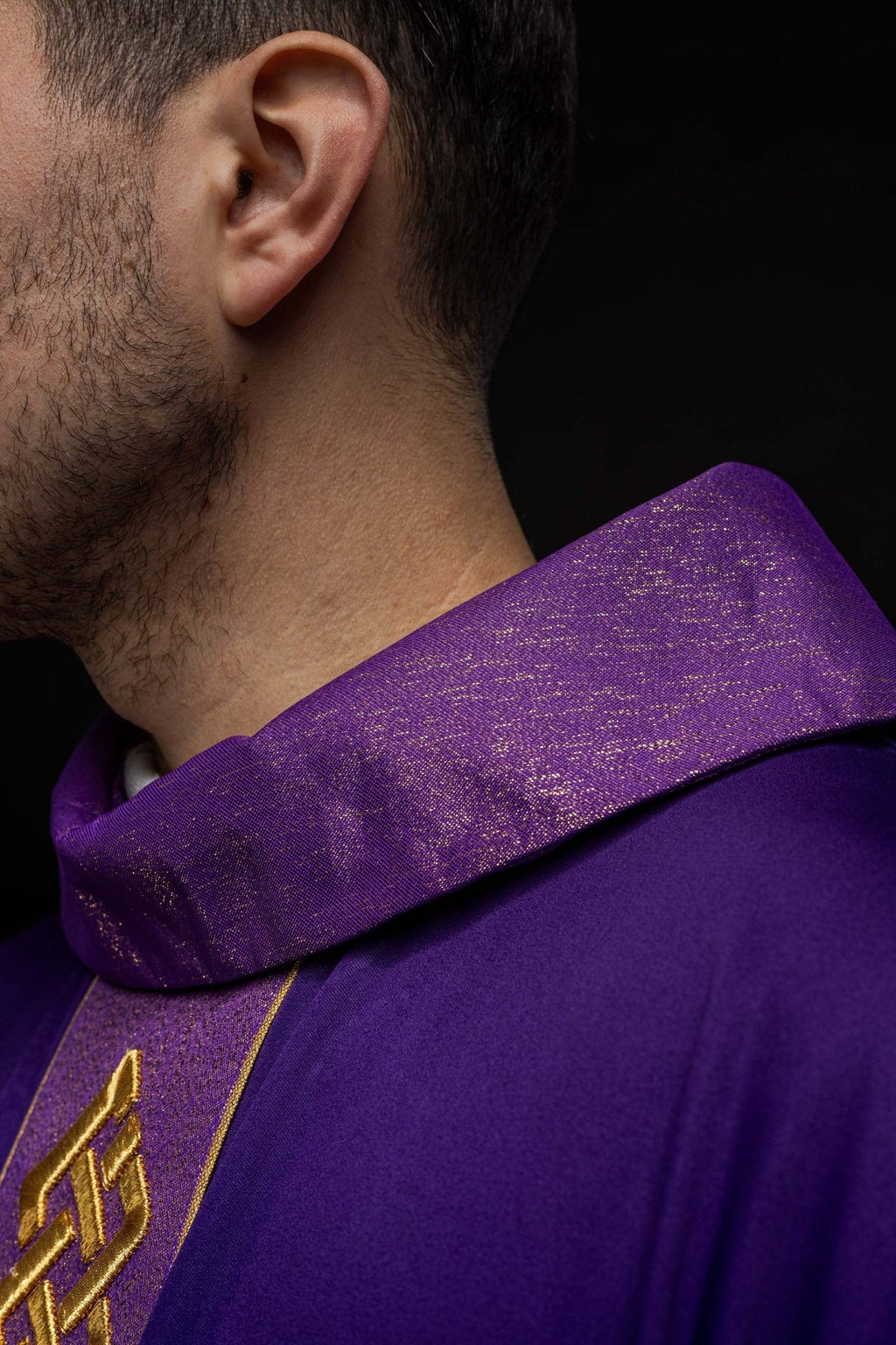 Ornat haftowany Fioletowy z Ozdobnym Pasem