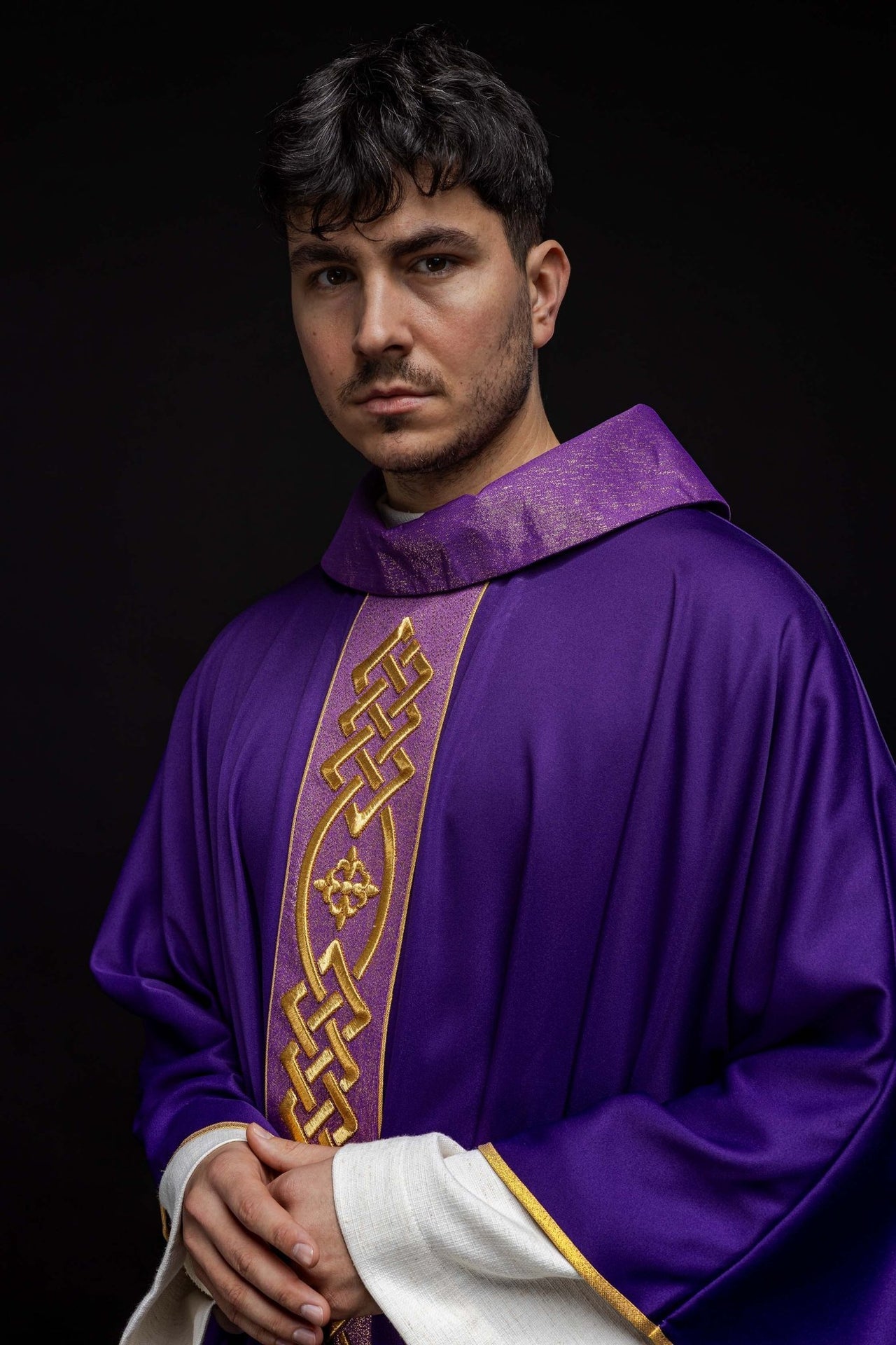 Ornat haftowany Fioletowy z Ozdobnym Pasem