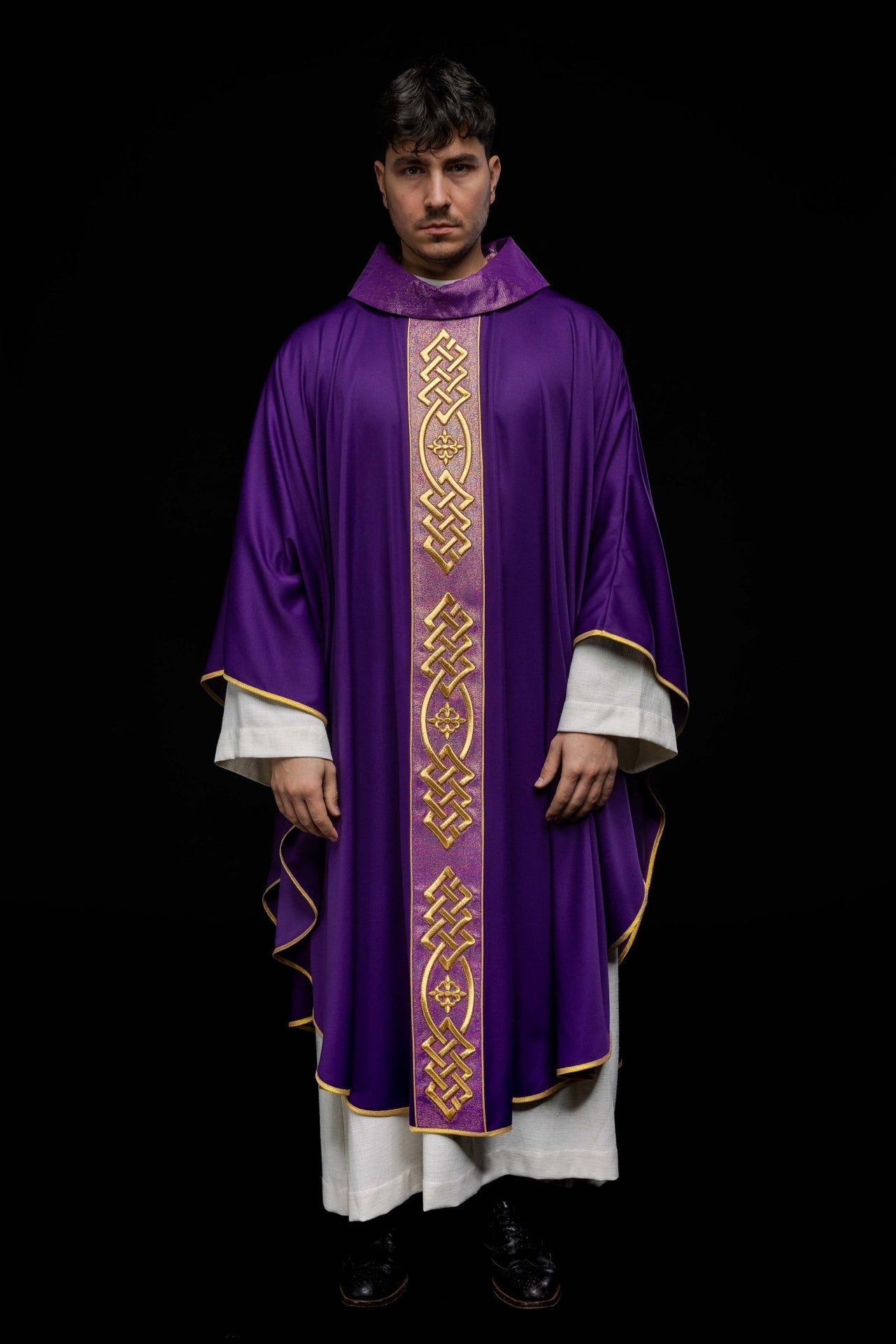 Ornat haftowany Fioletowy z Ozdobnym Pasem