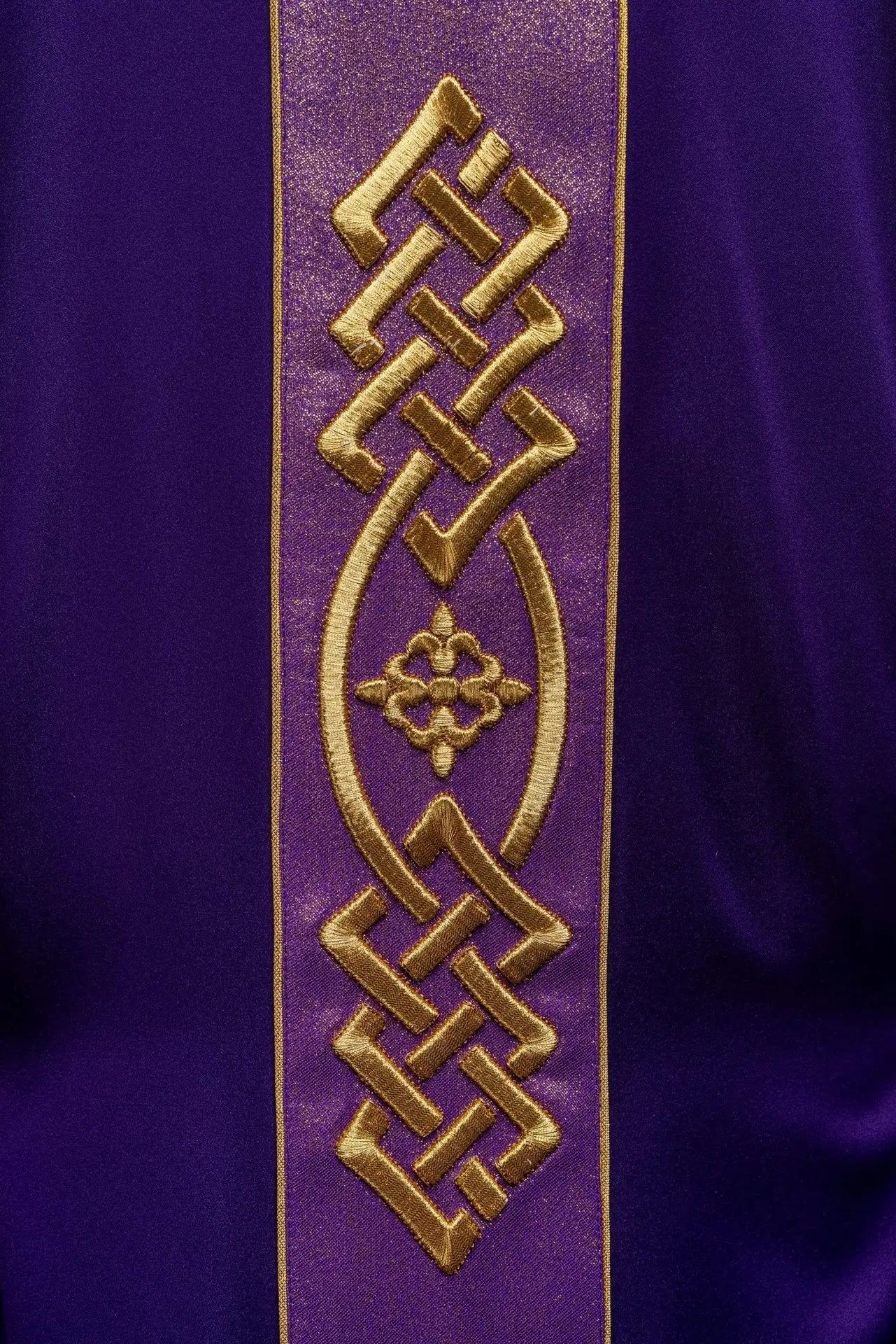 Casulla bordada en púrpura con banda decorativa