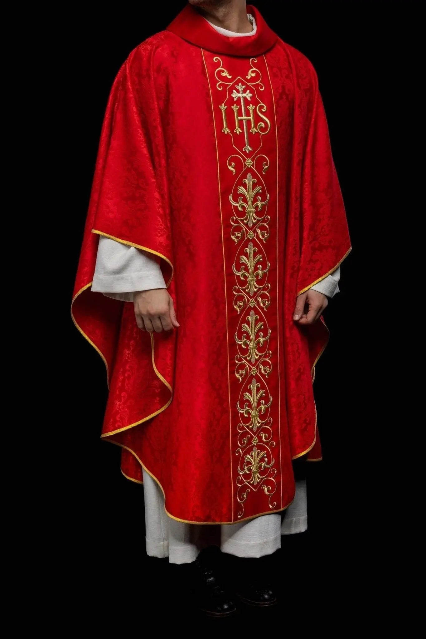 Casulla bordada IHS roja con tela decorada