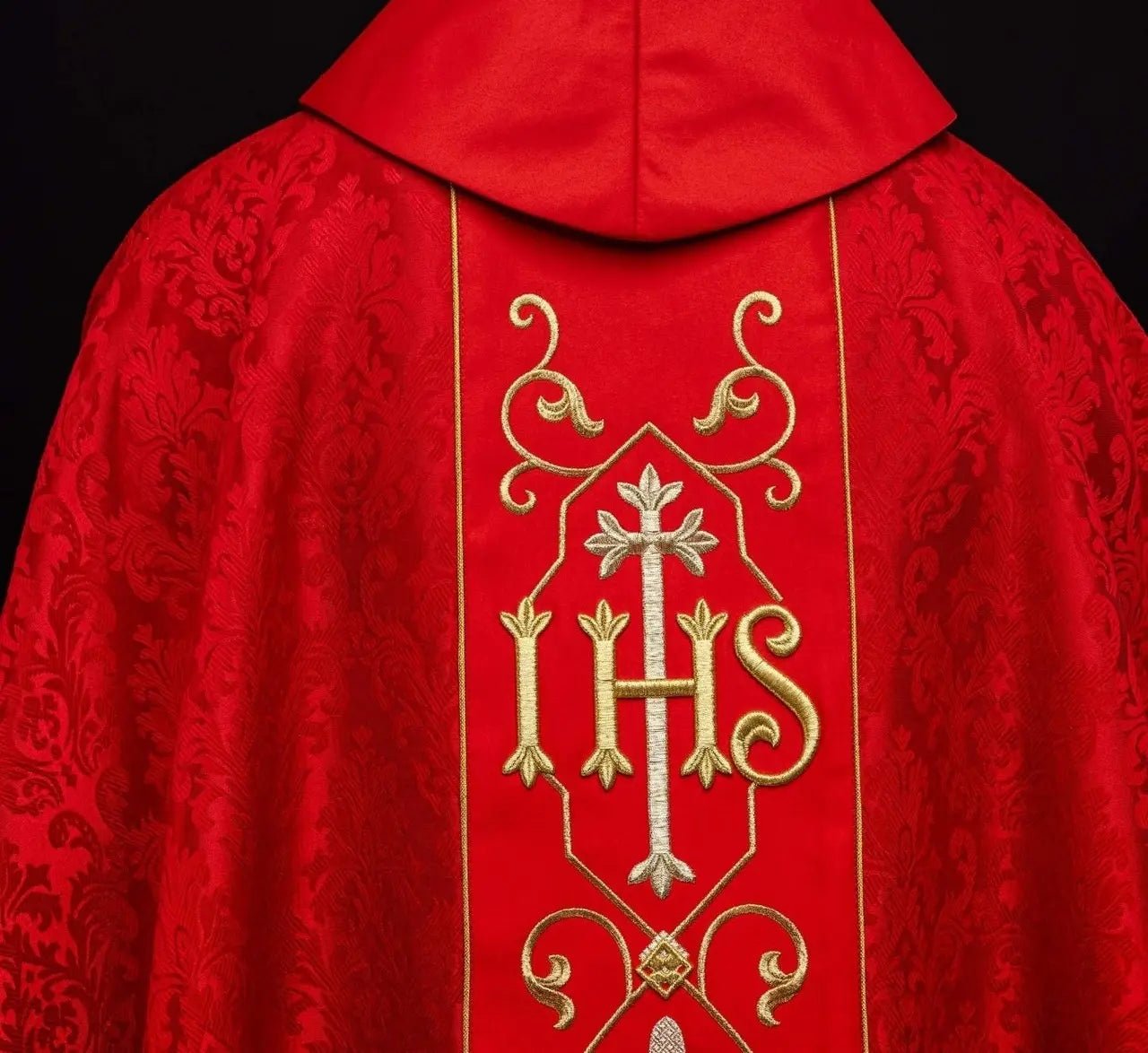 Casulla bordada IHS roja con tela decorada