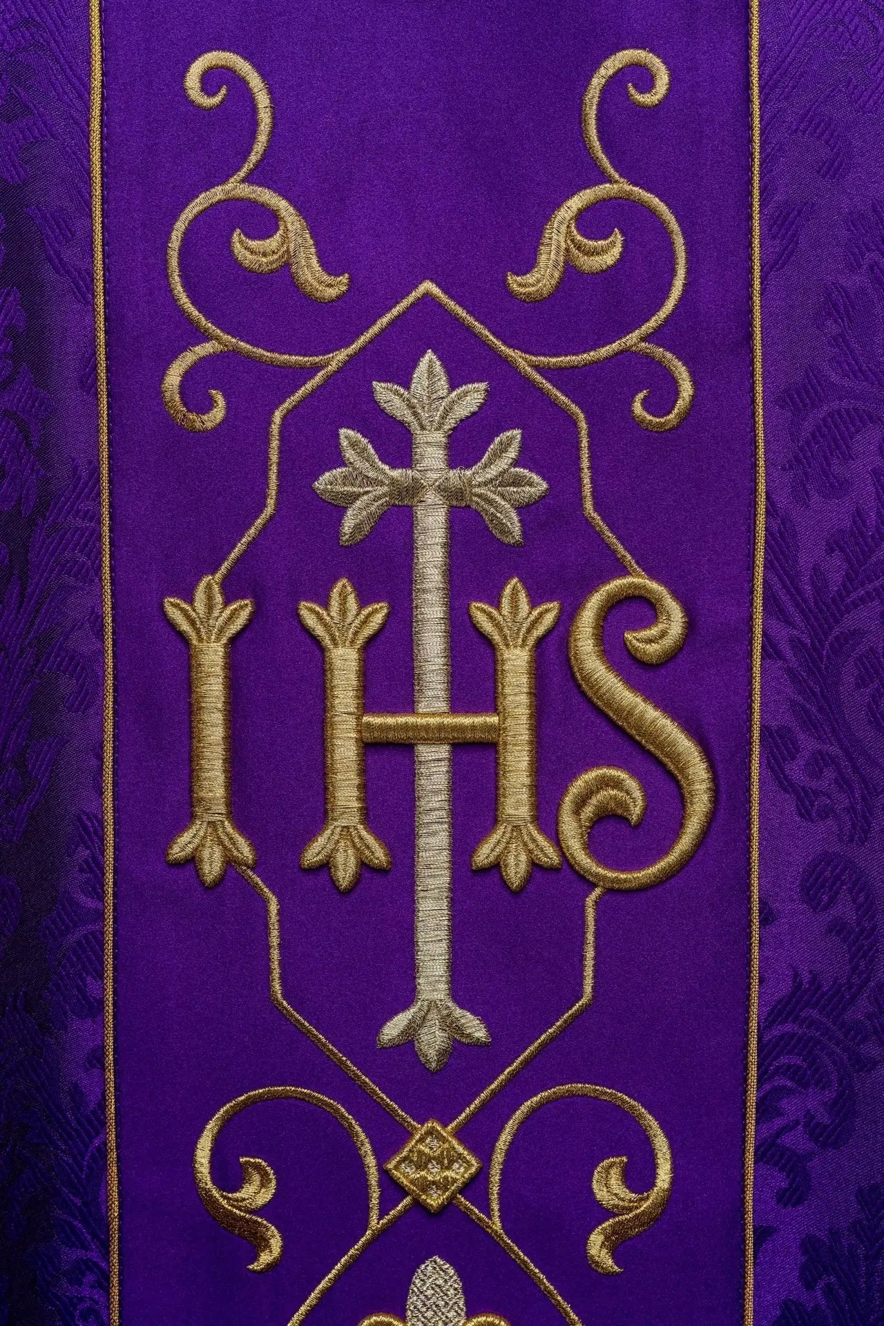 Casulla bordada IHS tela decorativa púrpura
