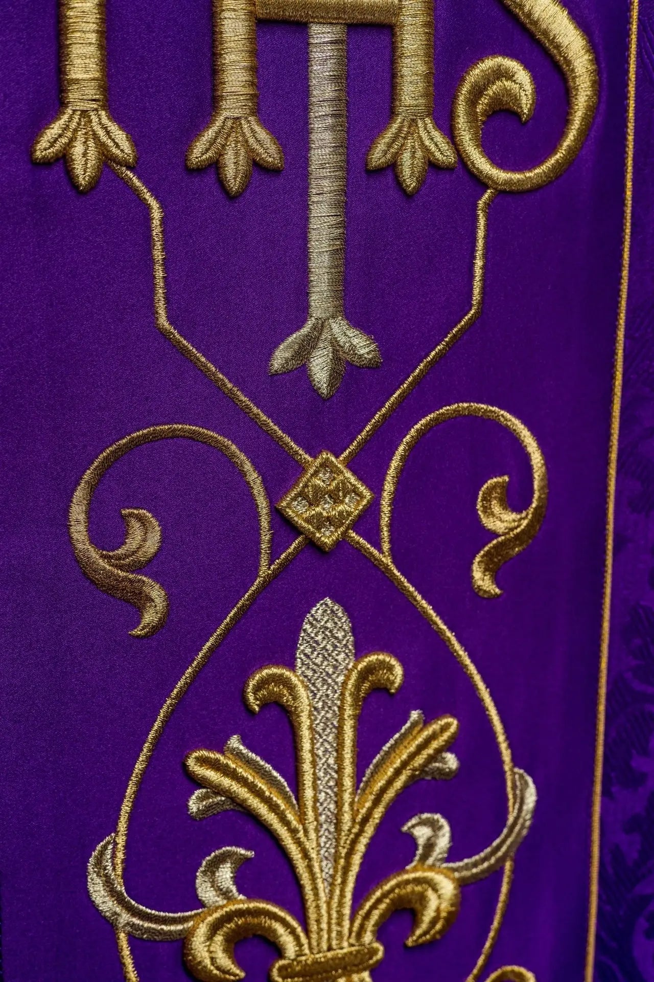 Casulla bordada IHS tela decorativa púrpura