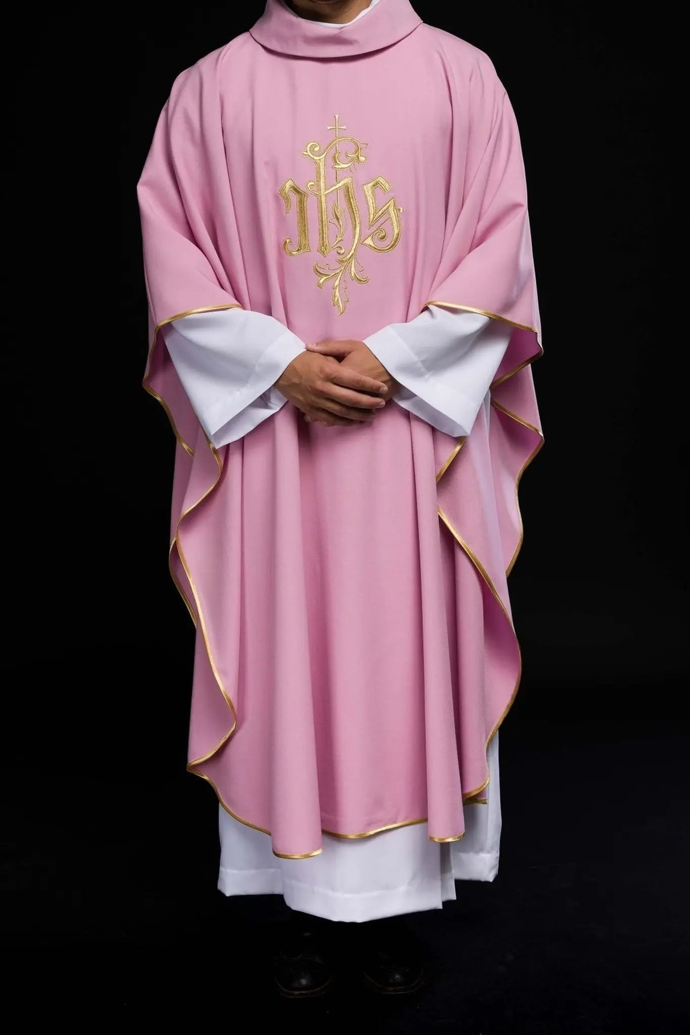 Casulla bordada IHS en rosa