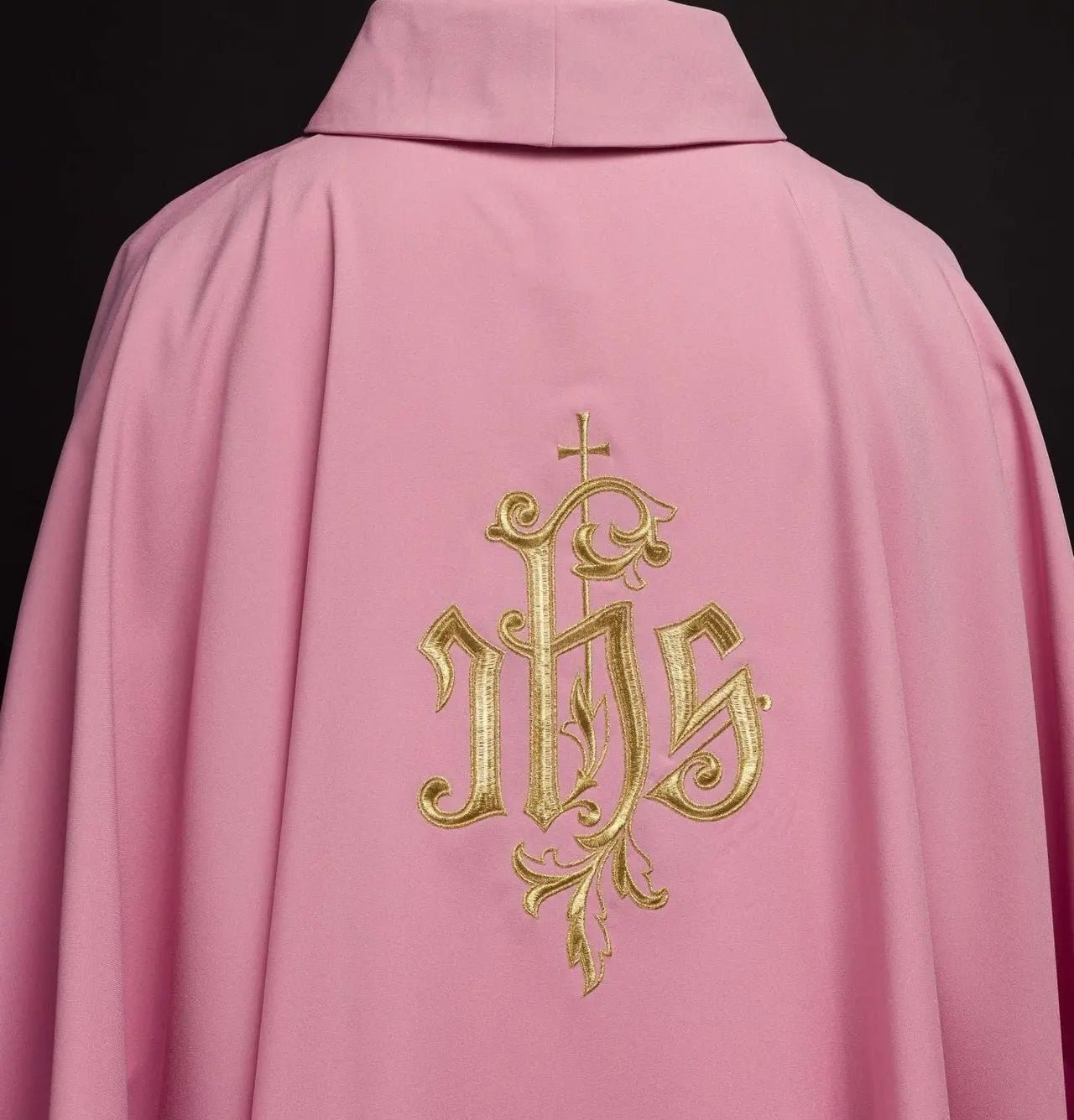 Casulla bordada IHS en rosa
