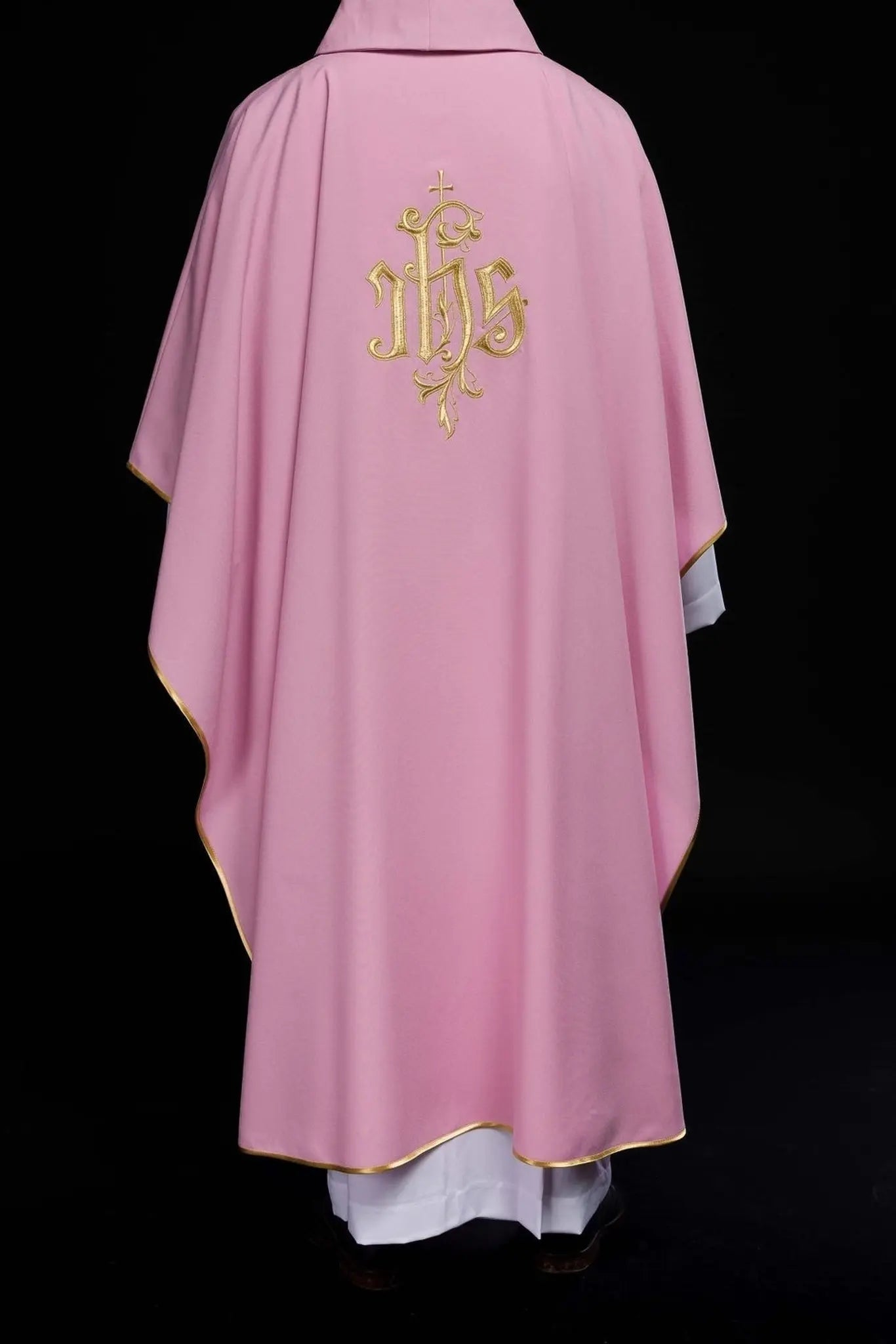 Casulla bordada IHS en rosa