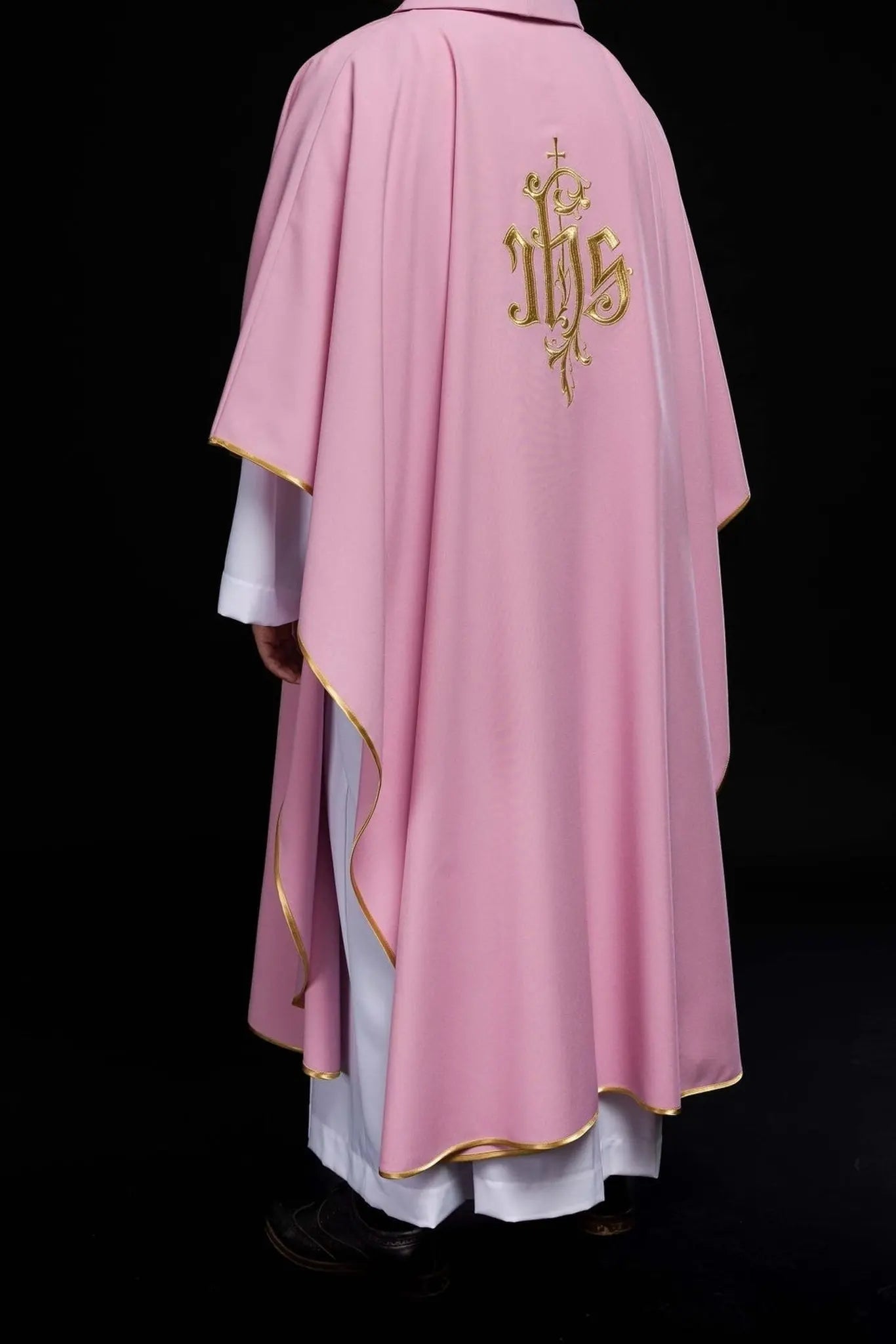 Casulla bordada IHS en rosa