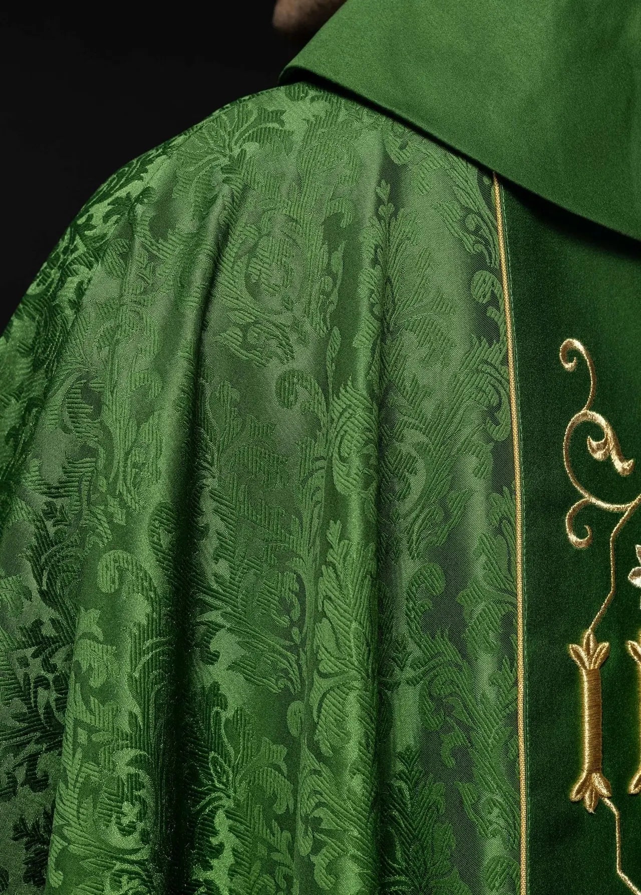 Casulla bordada IHS Verde Tela decorativa