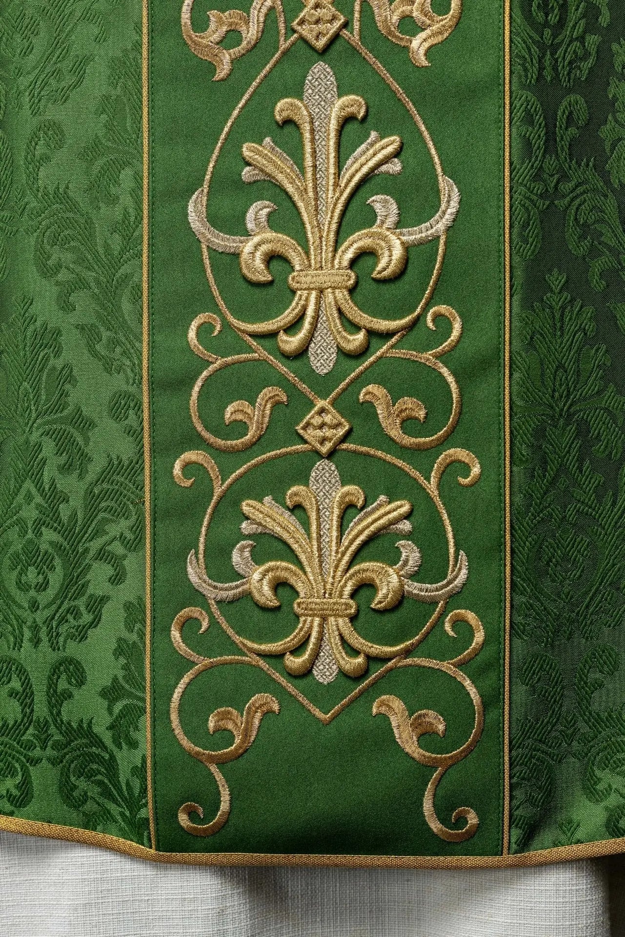 Casulla bordada IHS Verde Tela decorativa