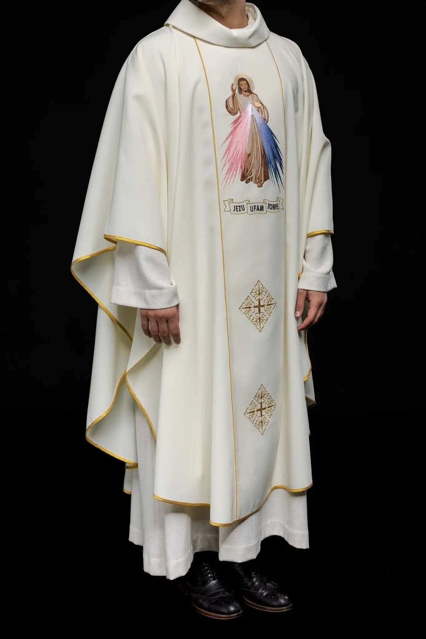 Casulla bordada de Jesús Misericordioso y IHS ecru