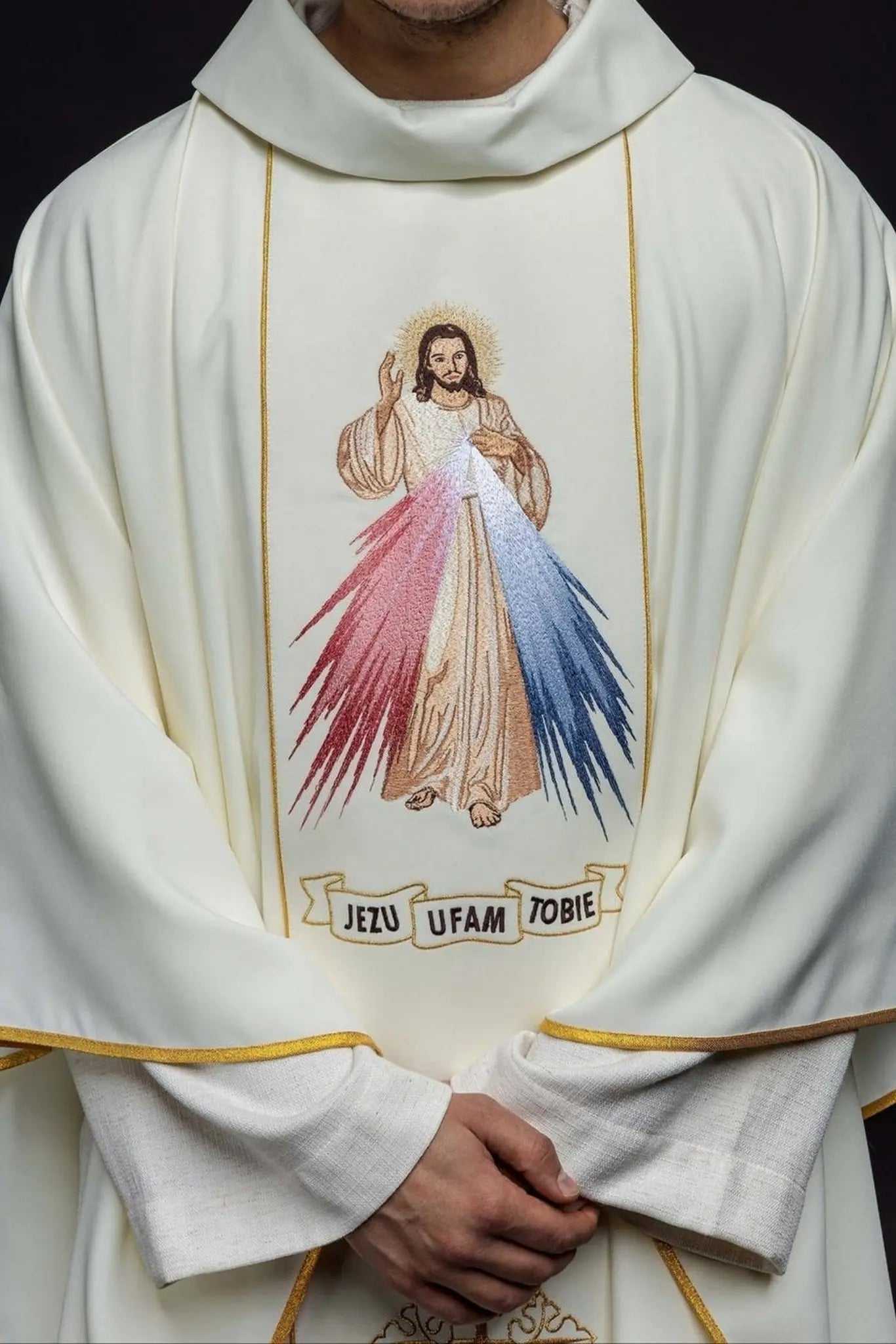 Casulla bordada de Jesús Misericordioso y IHS ecru