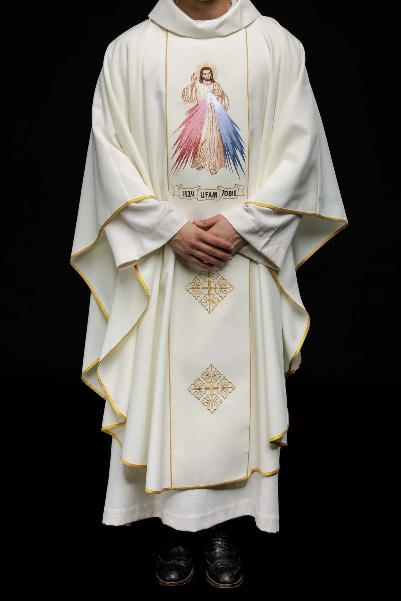 Casulla bordada de Jesús Misericordioso y IHS ecru