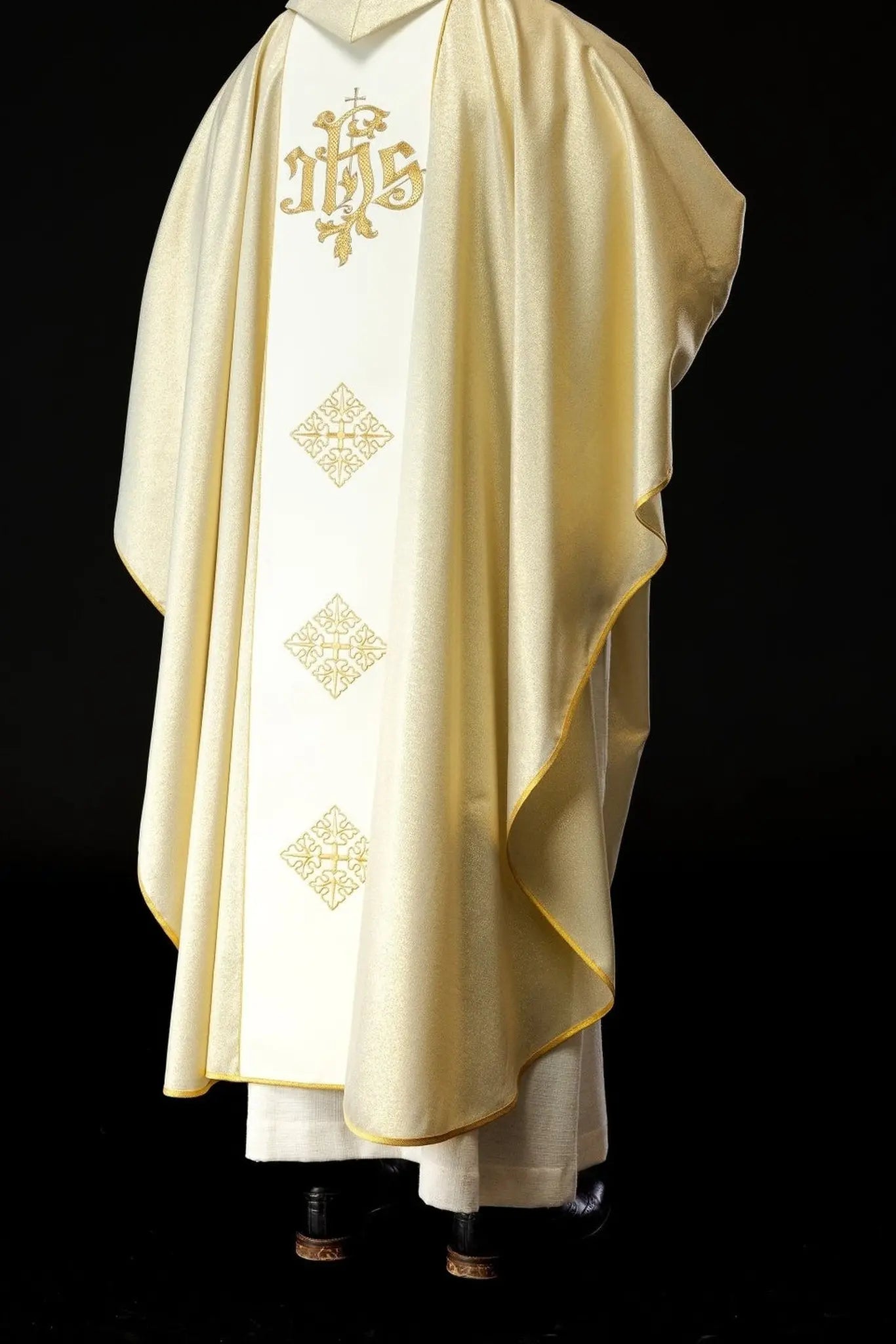 Casulla bordada de Jesús Misericordioso e IHS en oro