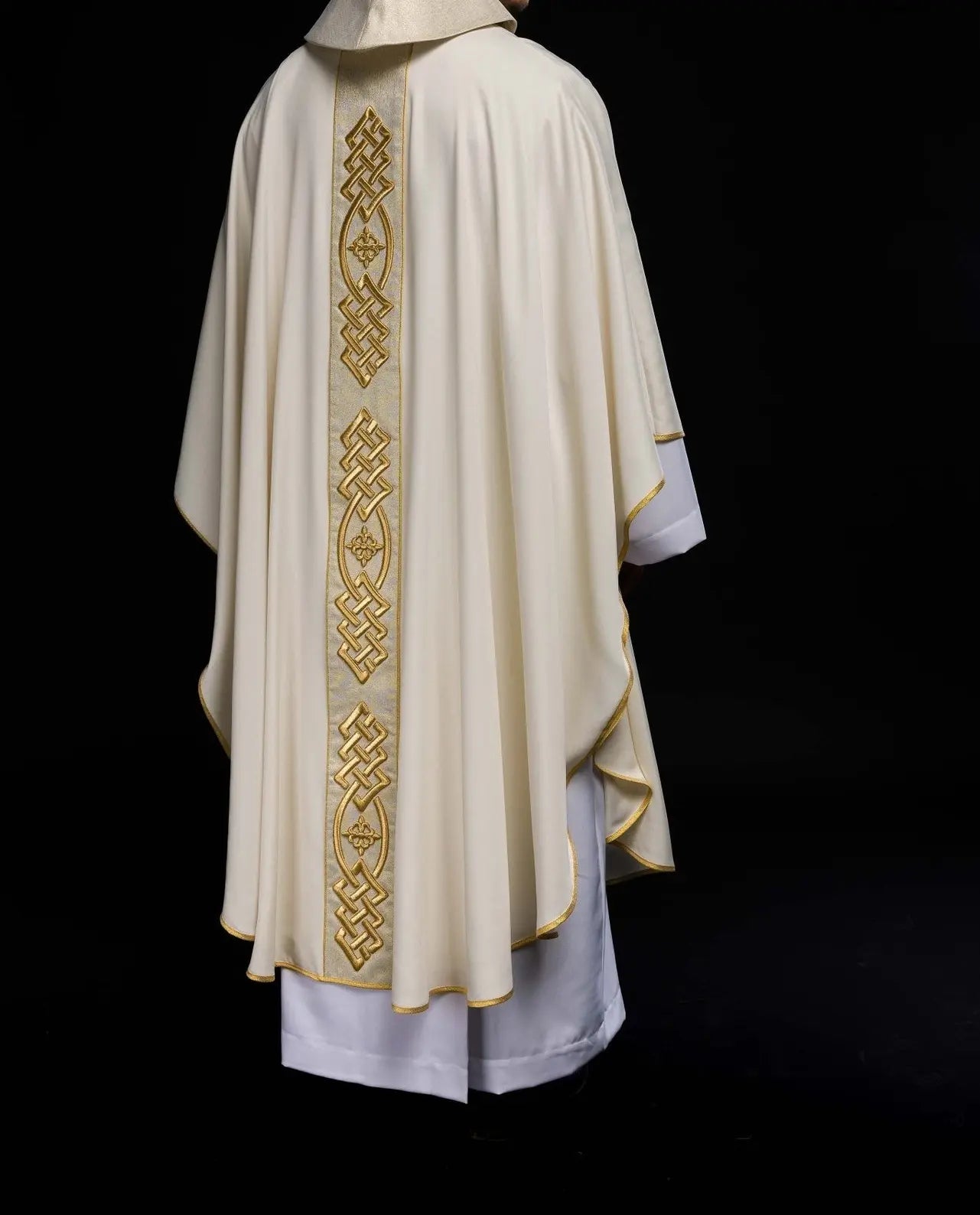 Casulla ecru con cruz bordada