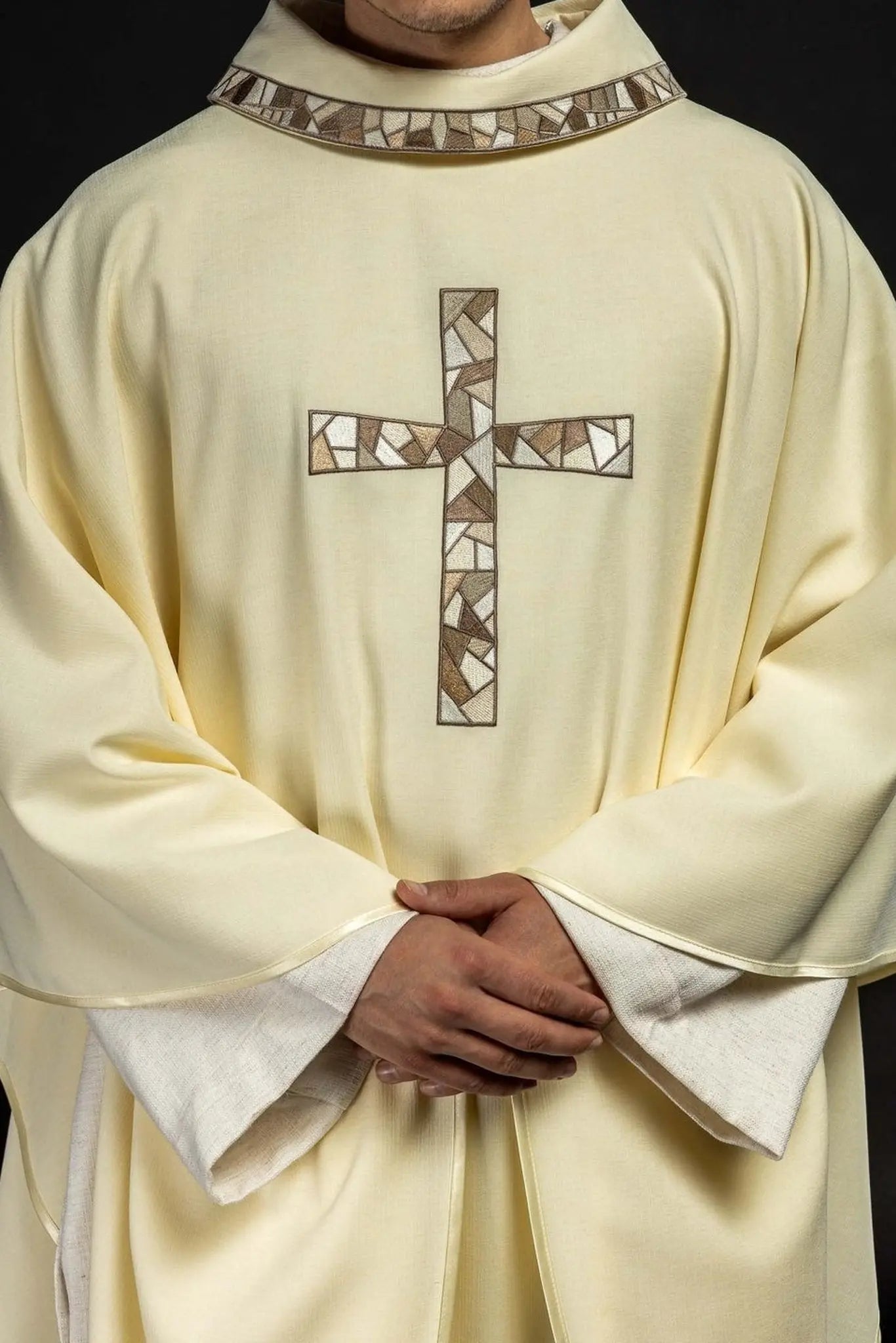 Casulla ecru con cruz bordada