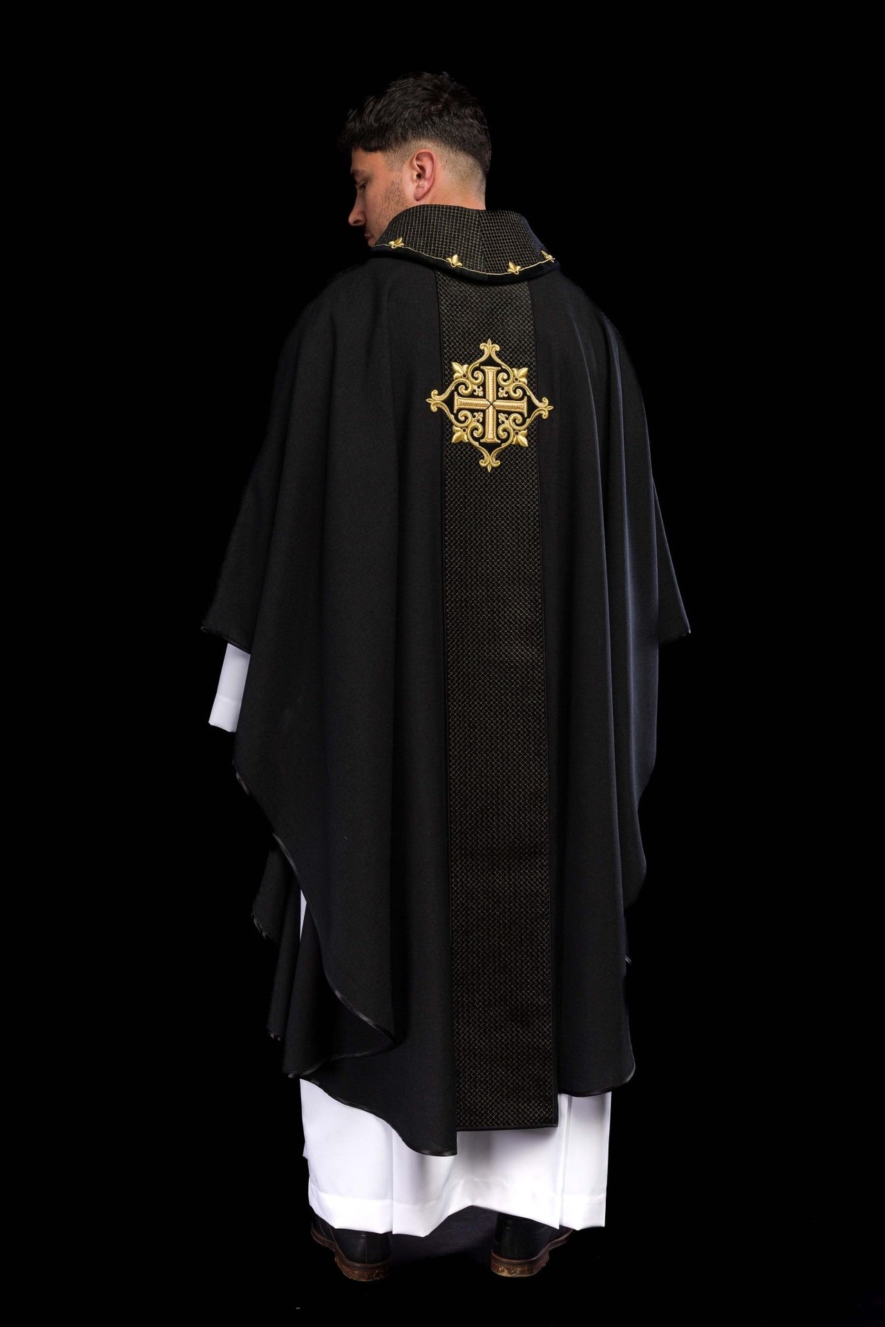 Ornat haftowany na aksamicie z symbolem Krzyż Czarny