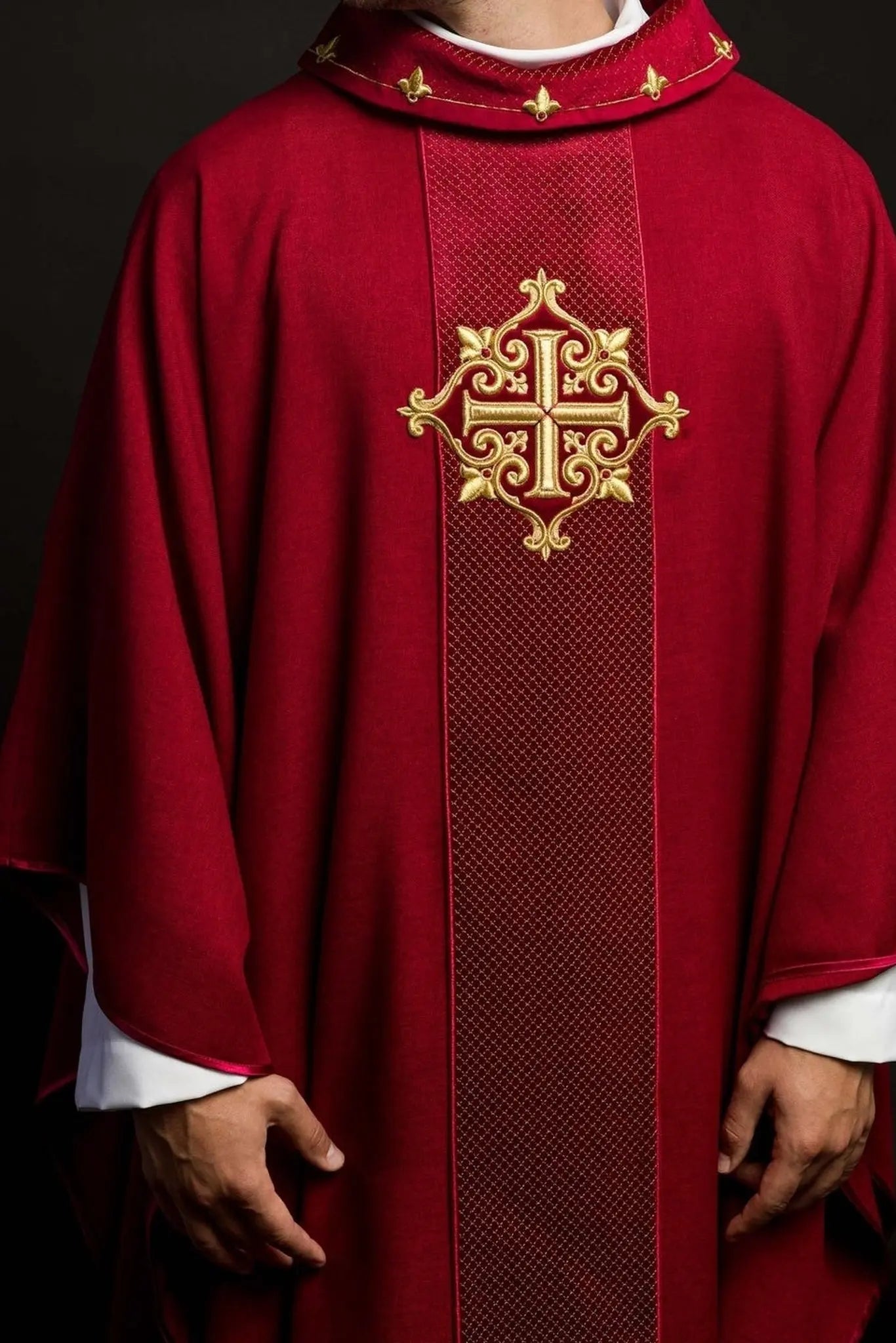 Casulla bordada en terciopelo con el símbolo de la Cruz Roja